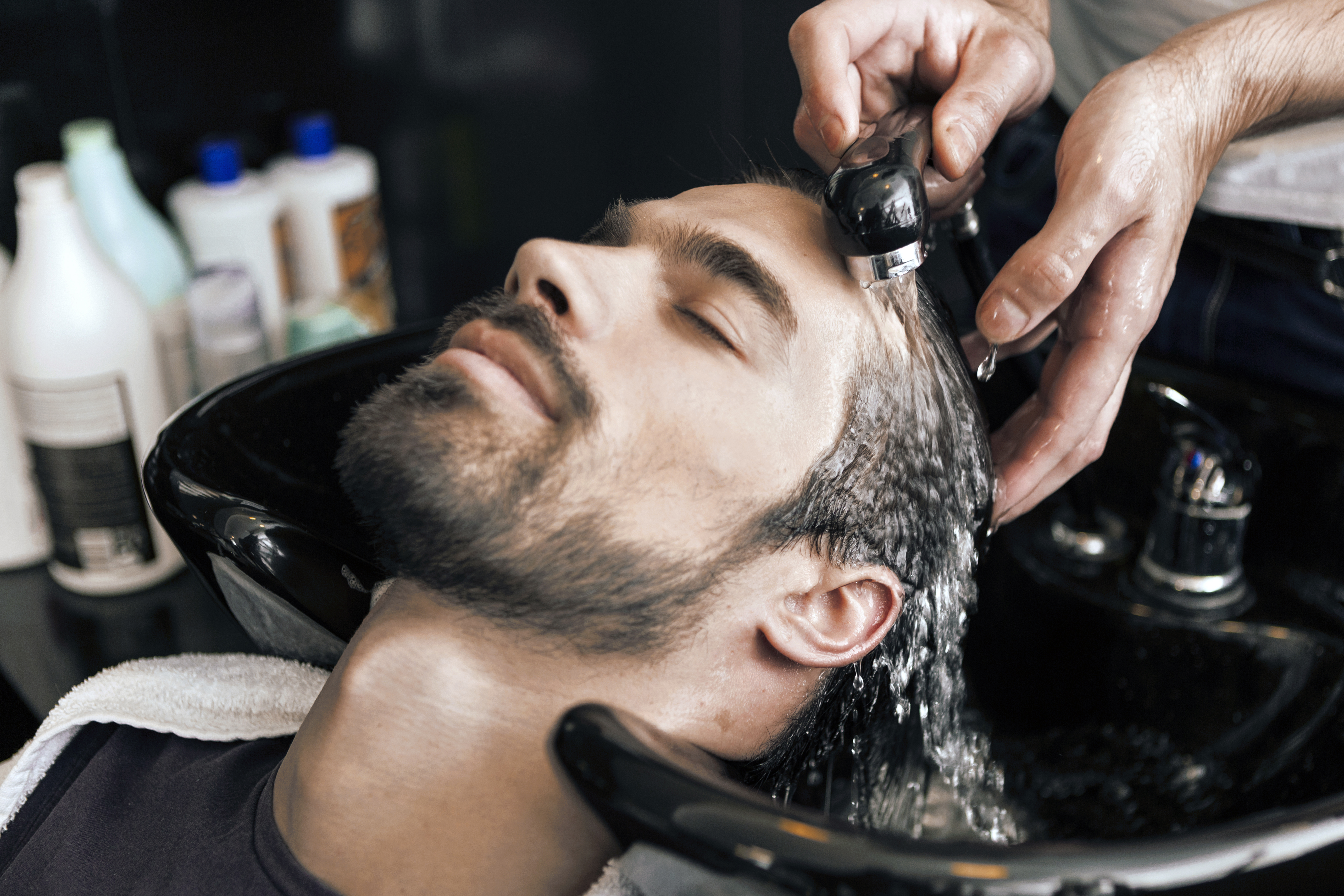 Homem de cabelo lavado