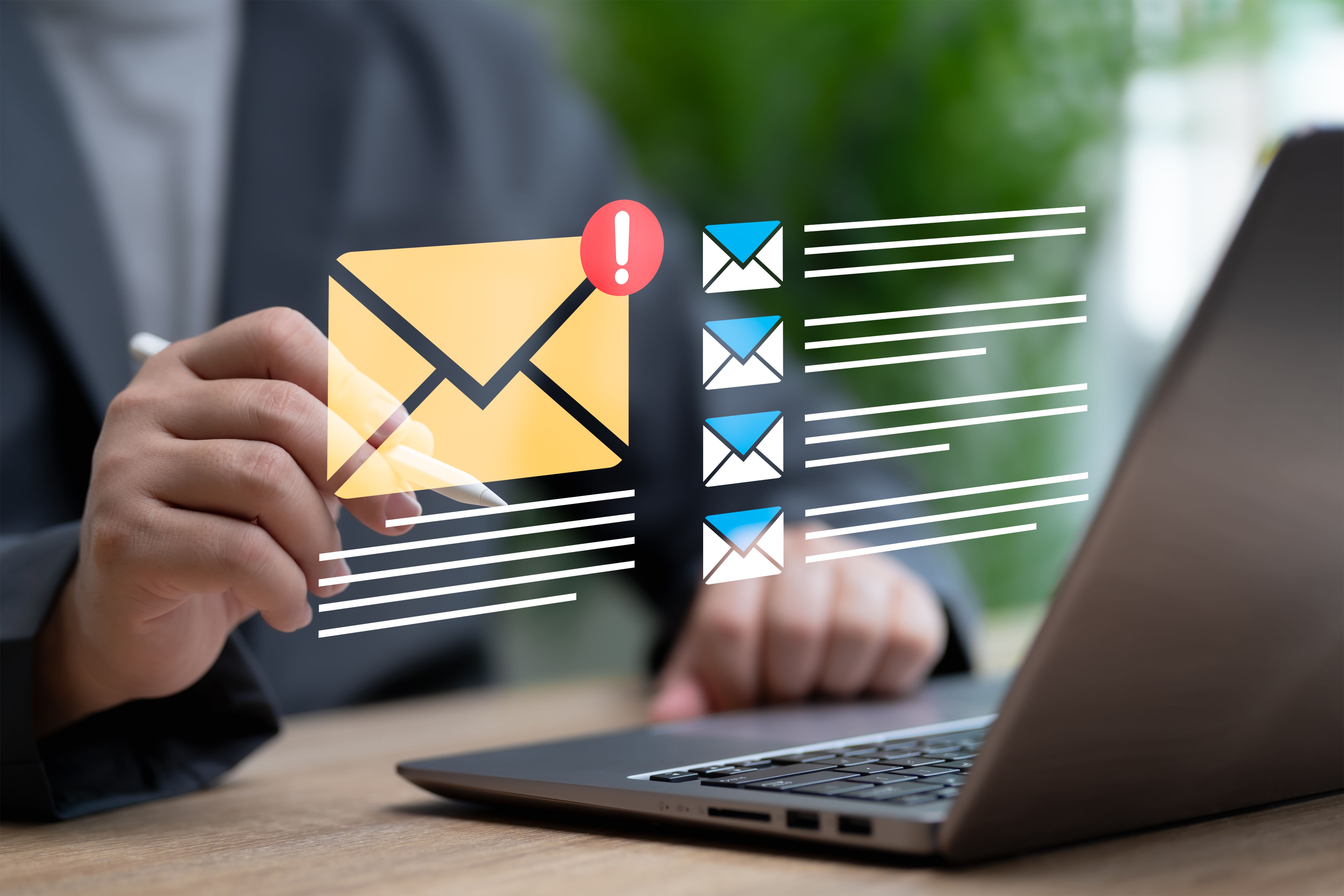 Comunicación digital y almacenamiento de datos en línea, concepto de envío y recepción de correo electrónico digital, el empresario escribe un correo electrónico en línea y lo envía al cliente o utiliza el contacto, la factura, la nota de la reuni� Comunicación digital y almacenamiento de datos en línea, concepto de envío y recepción de correo electrónico digital, el empresario escribe un correo electrónico en línea y lo envía al cliente o utiliza el contacto, la factura, la nota de la reuni�