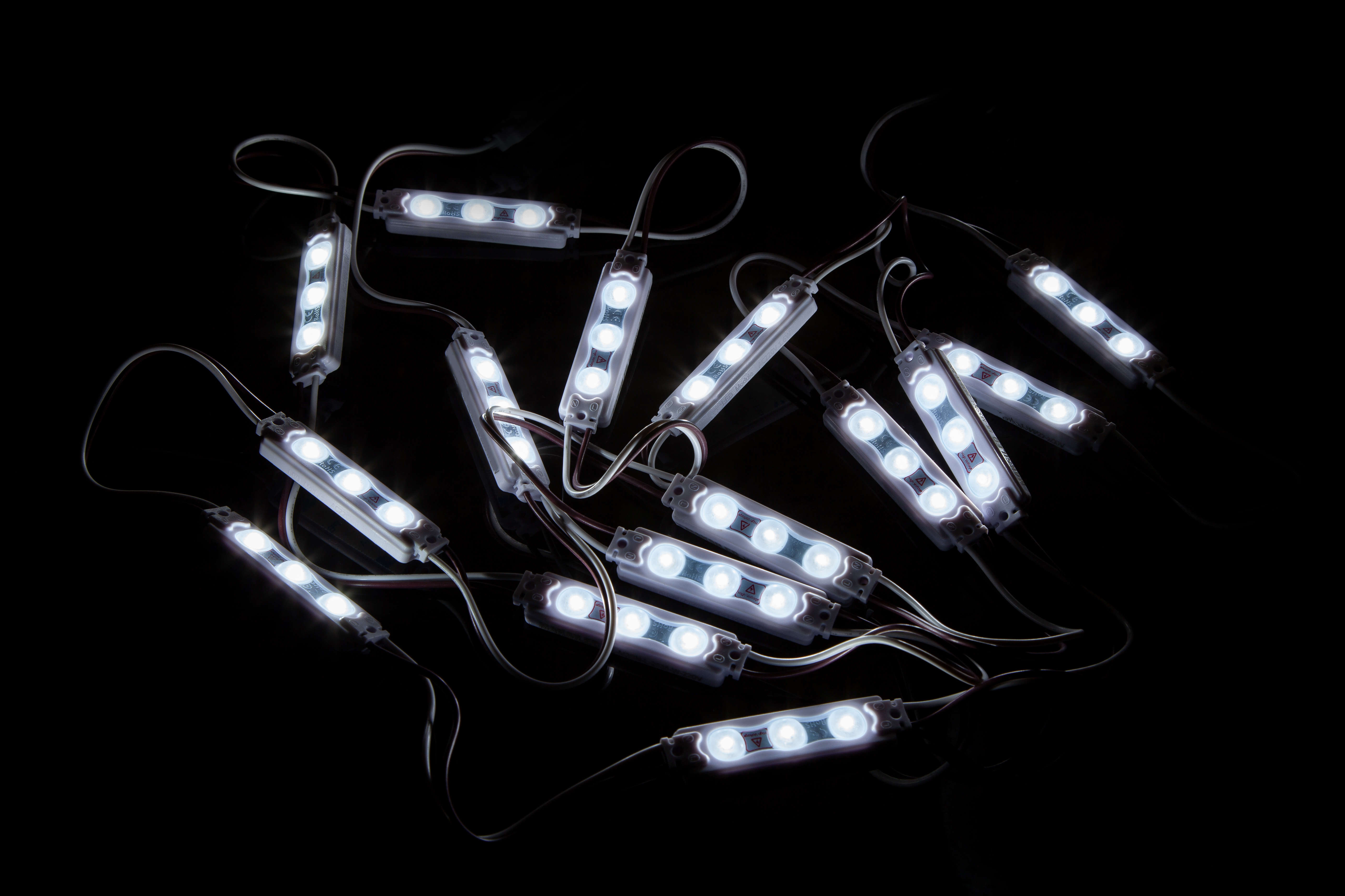 Módulos led de segmento triple blanco sobre fondo negro Módulos led de segmento triple blanco sobre fondo negro