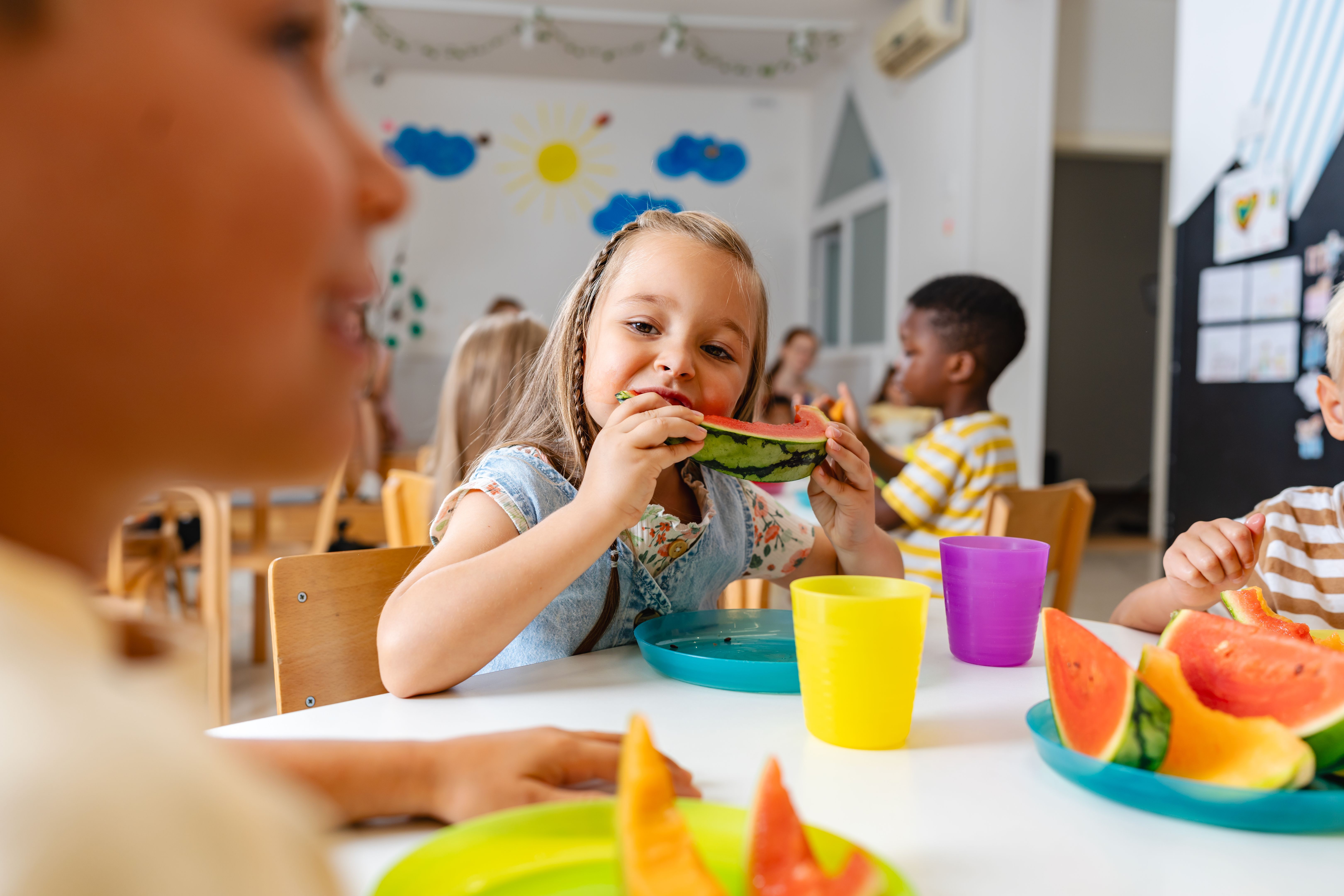 children eating lunch
