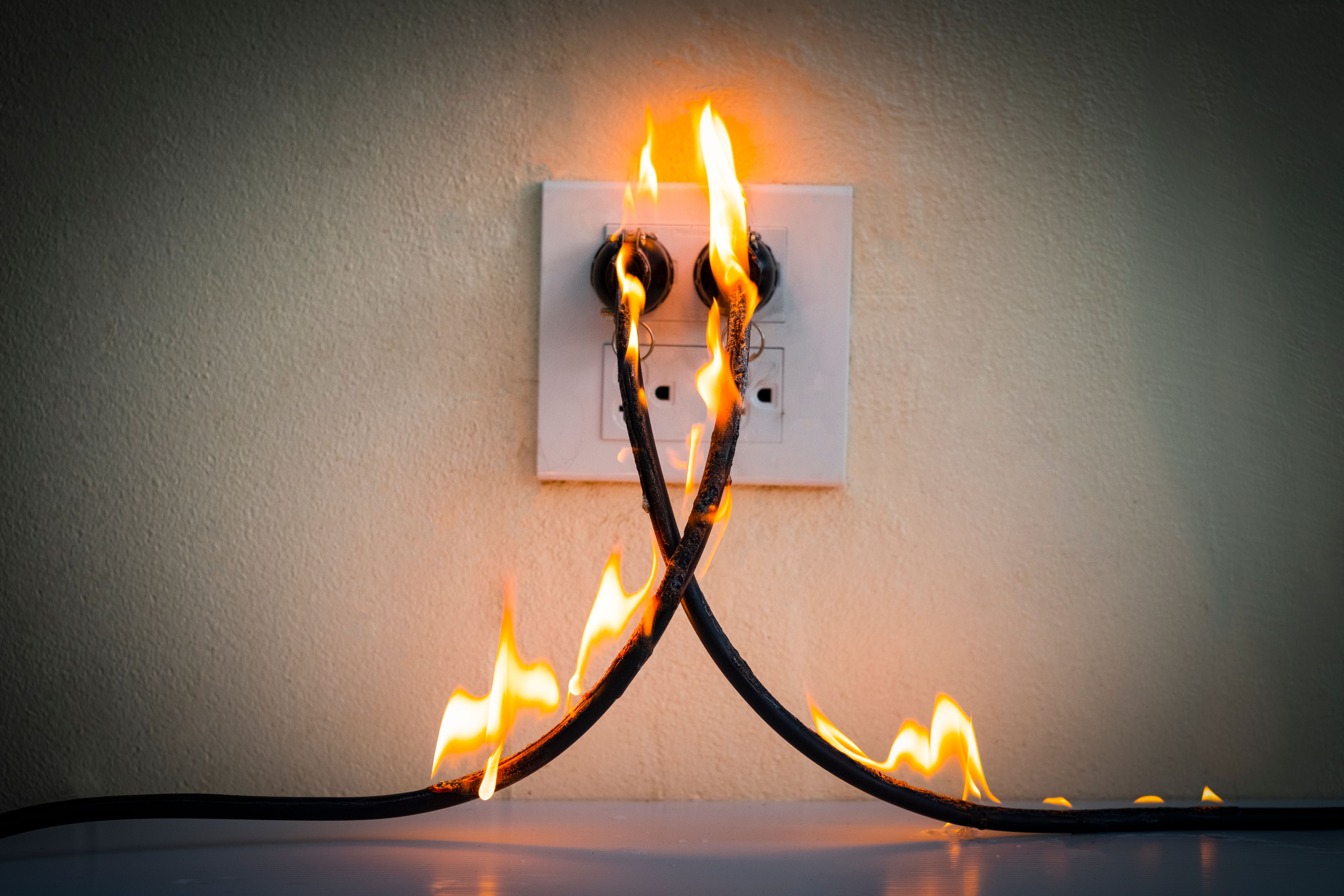 Sur le feu de prise de fil électrique cloison de mur de prise, panne électrique de court-circuit entraînant le fil d’électricité brûlé