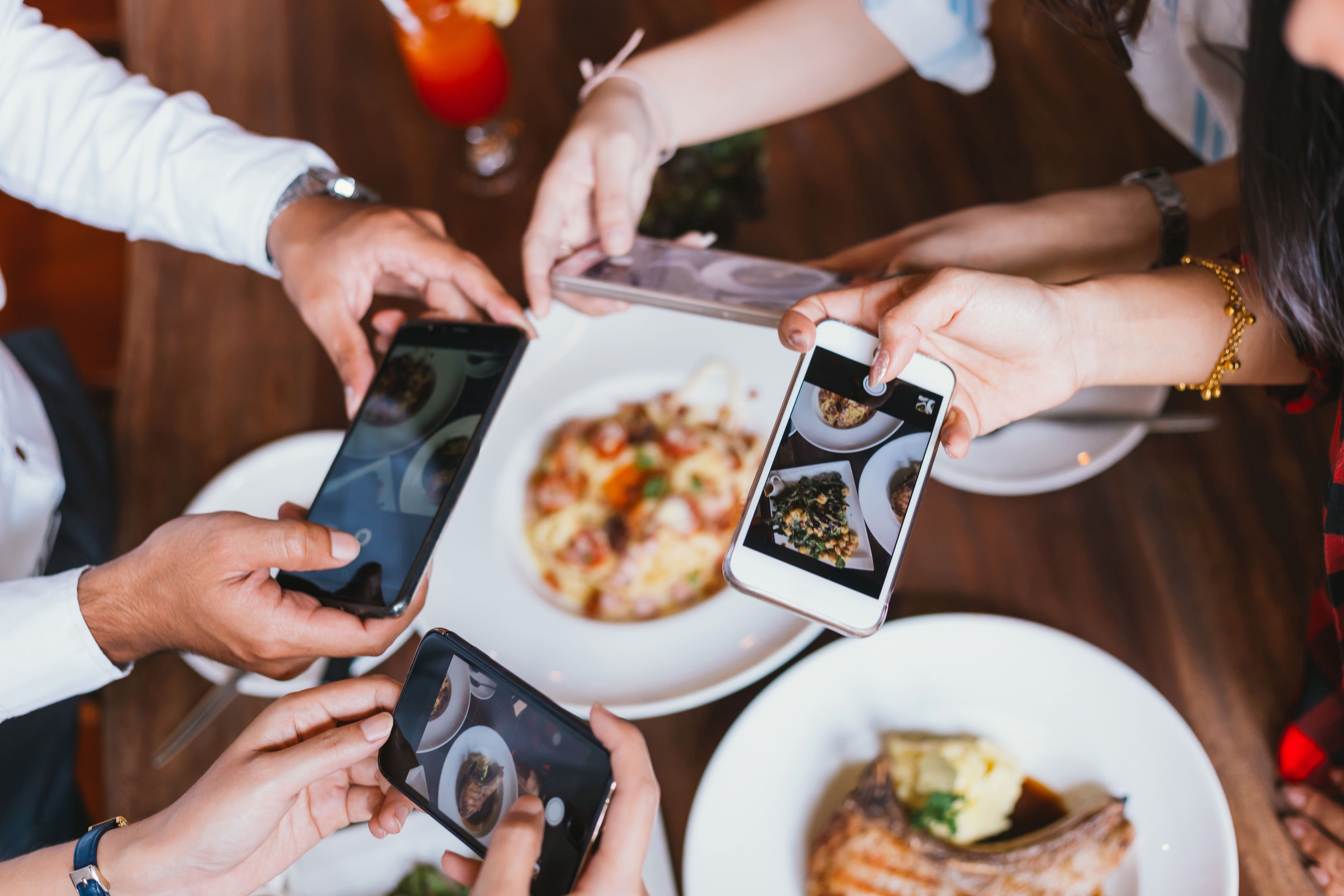 smartphone dining