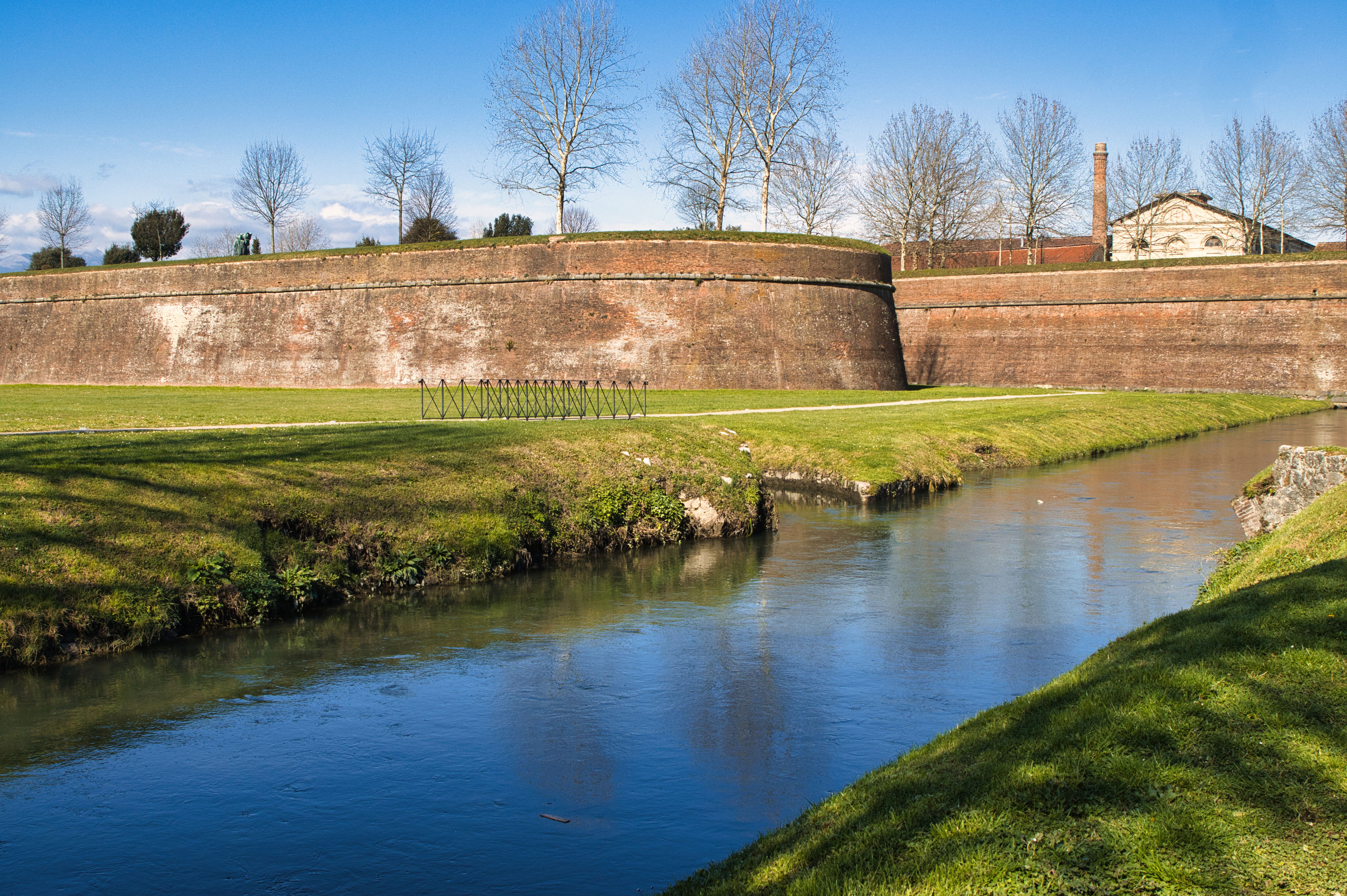 lucca walls