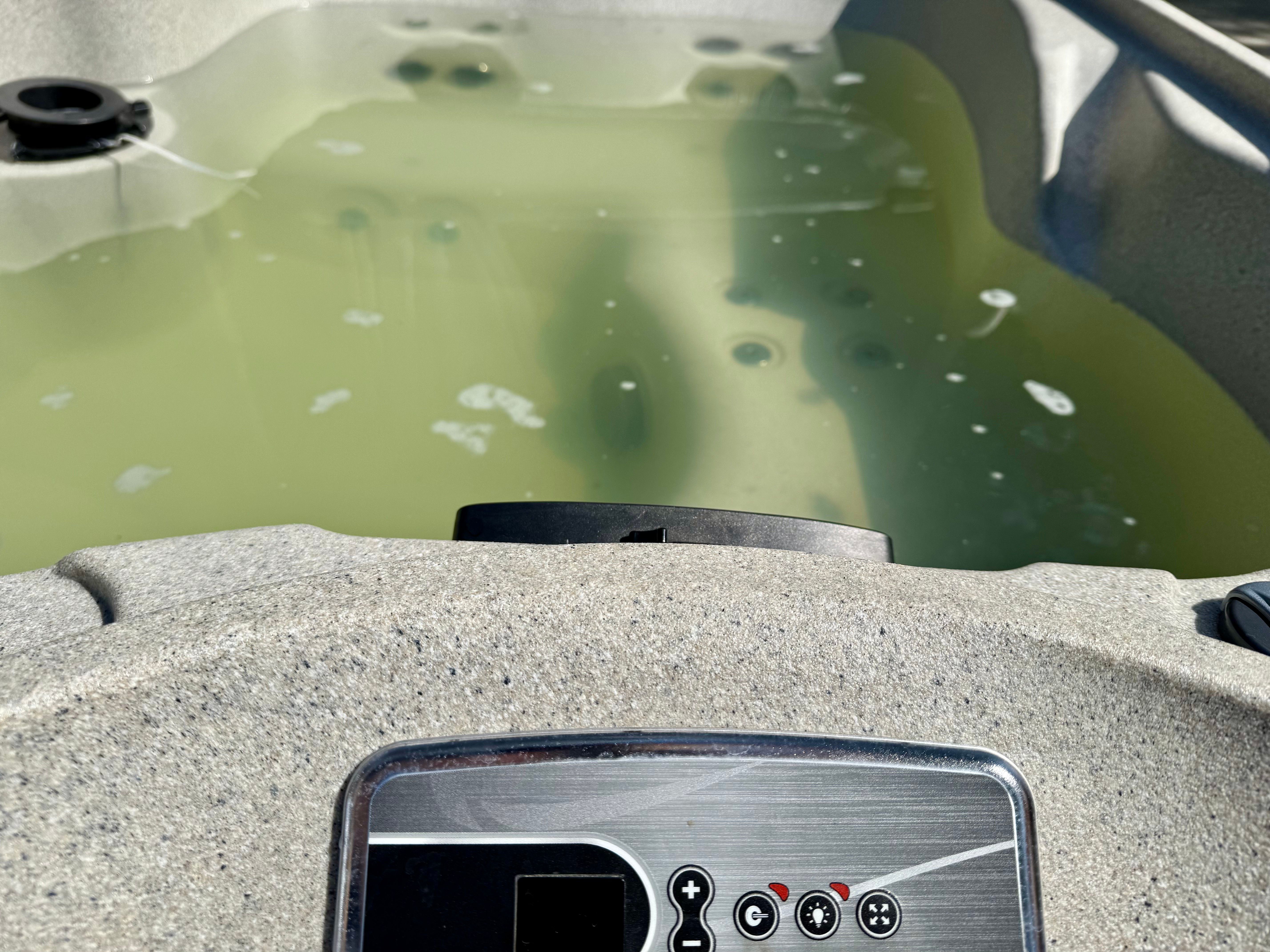 Agua verde en jacuzzi sucio Problema de mantenimiento de spa al aire libre descuidado Agua verde en jacuzzi sucio Problema de mantenimiento de spa al aire libre descuidado