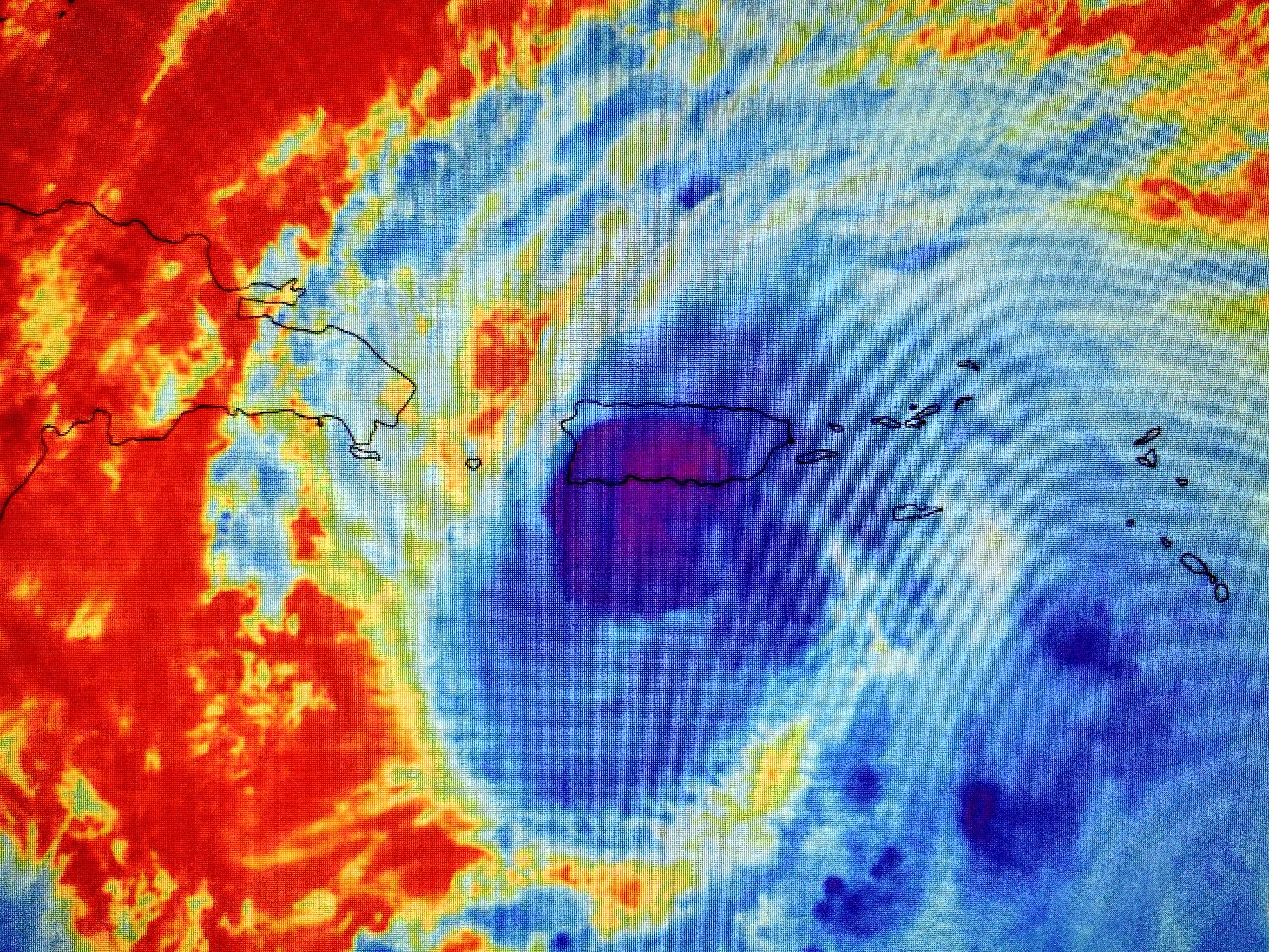Imagen satelital de Fiona convirtiéndose en huracán en el Caribe al sur de Puerto Rico