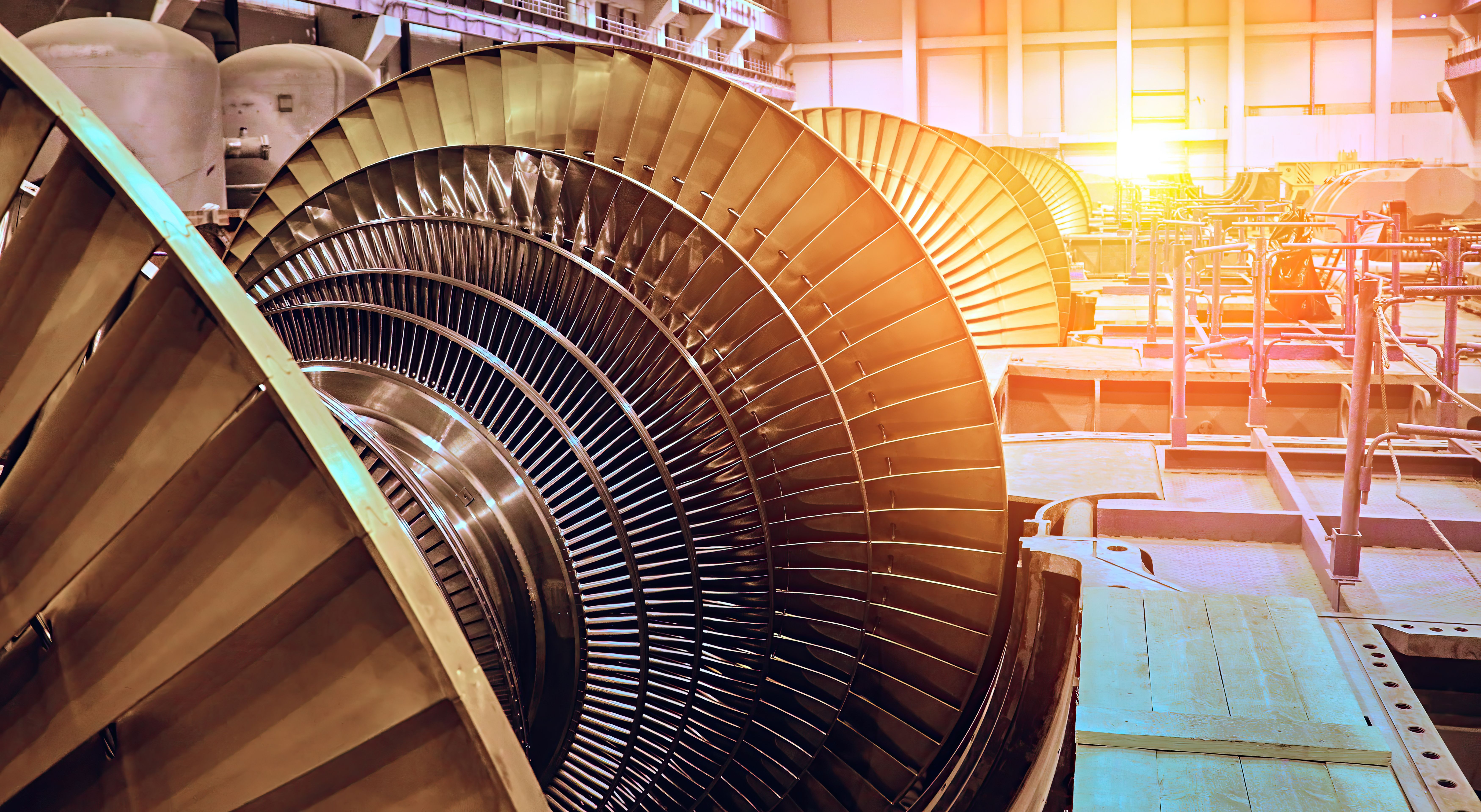 Les pales complexes d’une turbine moderne, brillant dans le soleil de l’après-midi