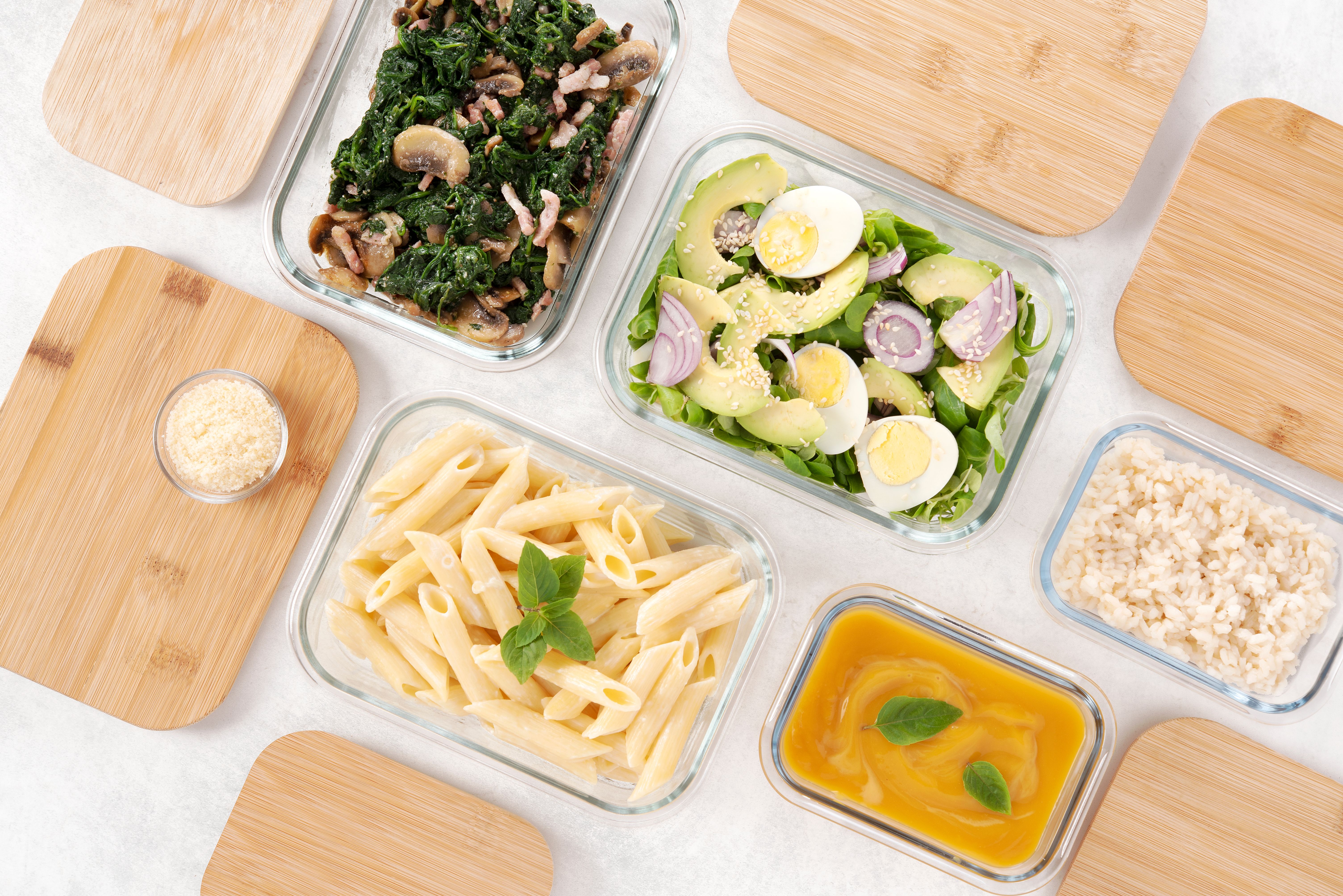 Batch cooking. Lunch box. Meals for the week. Glass containers, bamboo lid. Batch cooking. Lunch box. Meals for the week. Glass containers, bamboo lid.