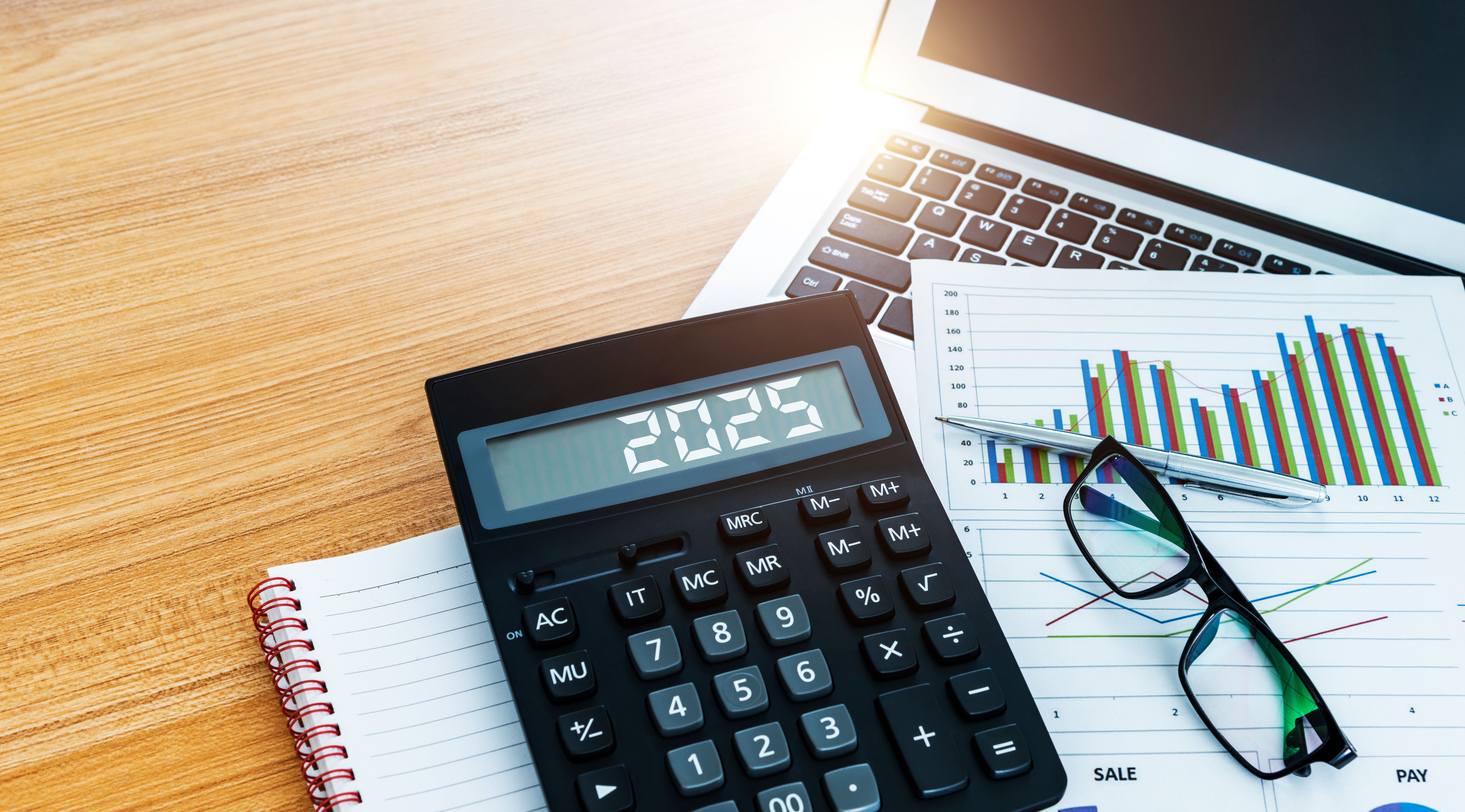 Número de ano novo 2025 na tela da calculadora, na mesa de análise financeira Número de ano novo 2025 na tela da calculadora, na mesa de análise financeira