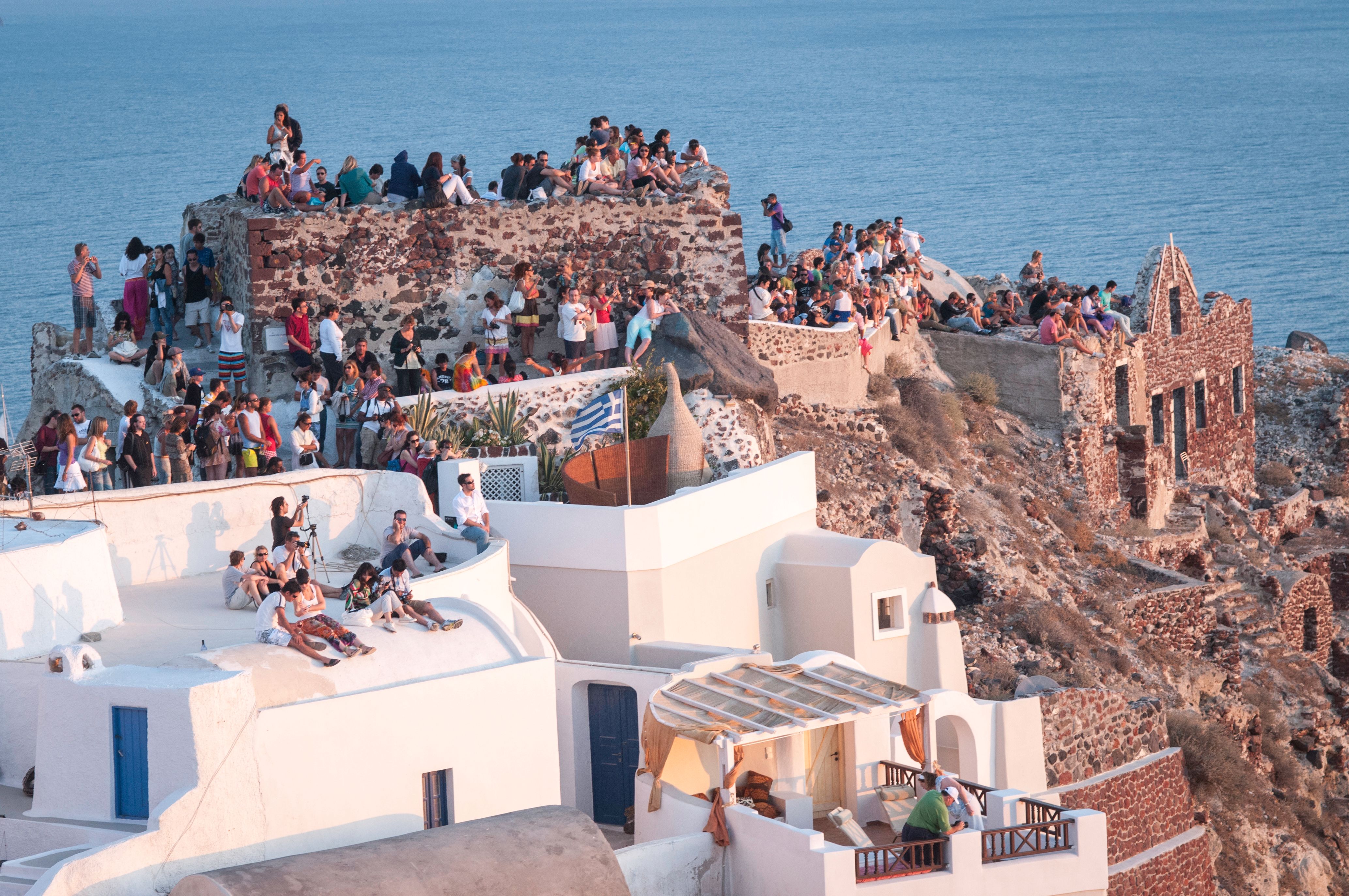 santorini summer crowds