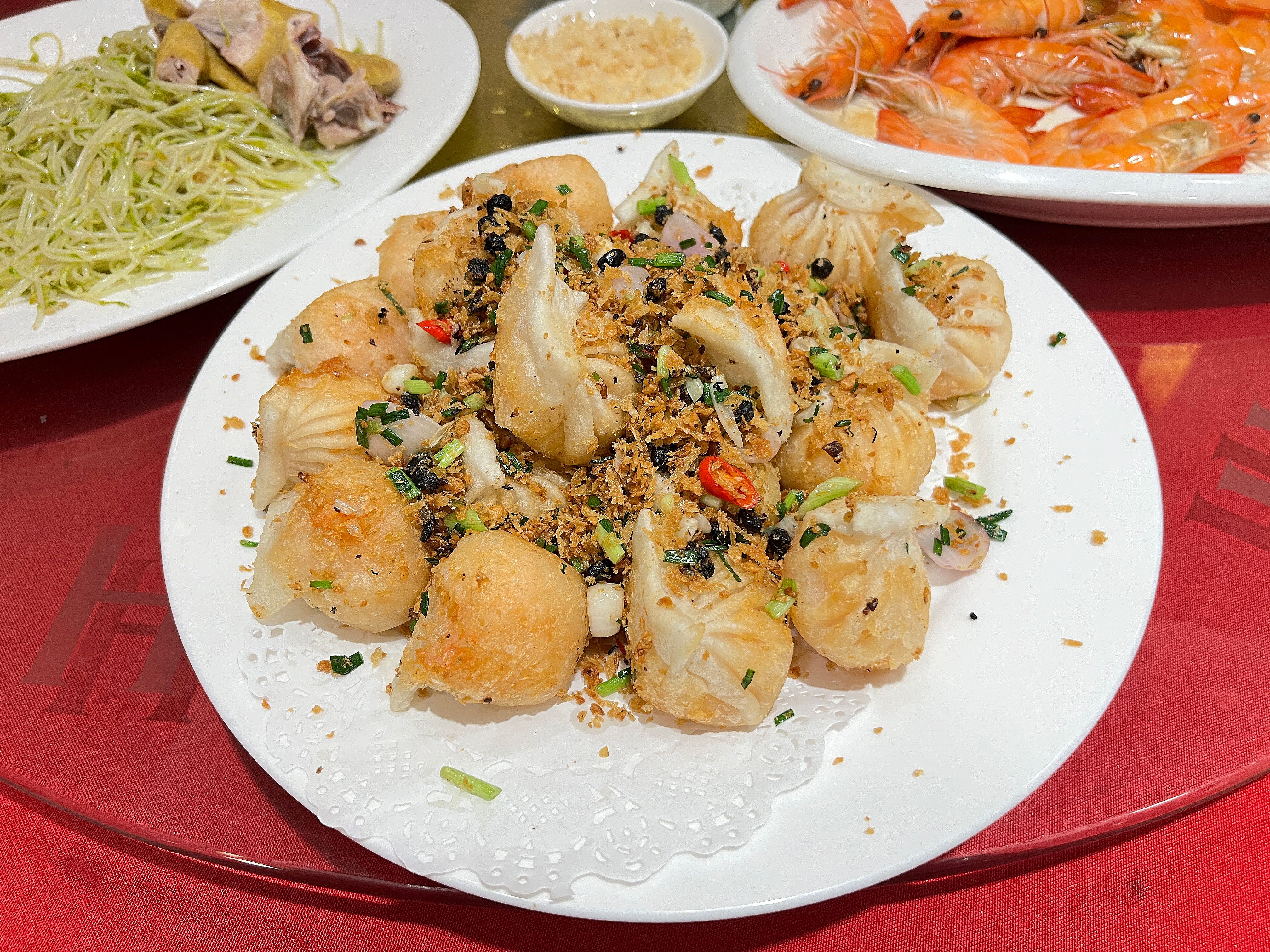 Stir-fried scallops with garlic and black pepper in a Chinese restaurant Stir-fried scallops with garlic and black pepper in a Chinese restaurant