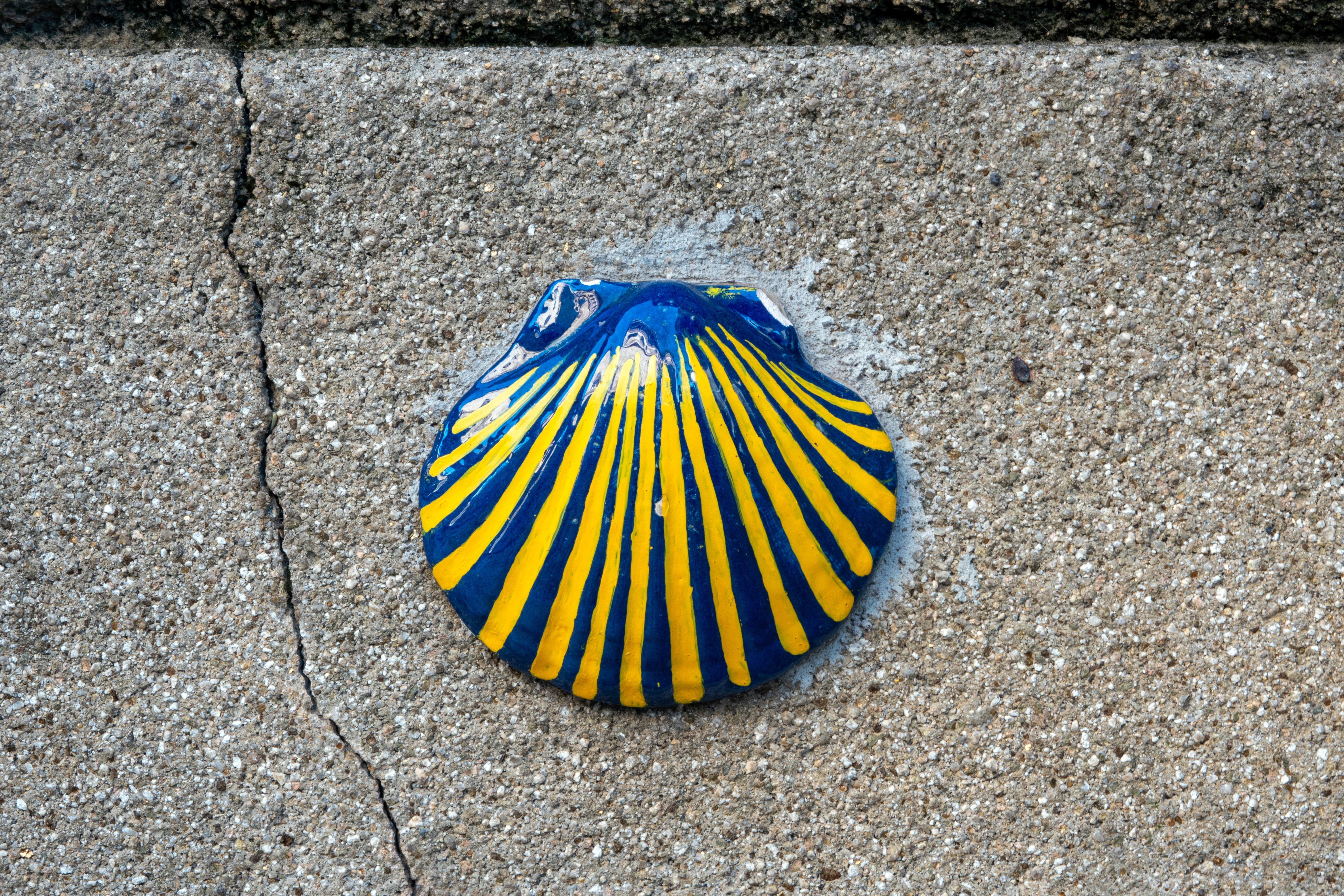 Coquille traditionnelle indiquant la direction du chemin de Saint-Jacques-de-Compostelle, Espagne