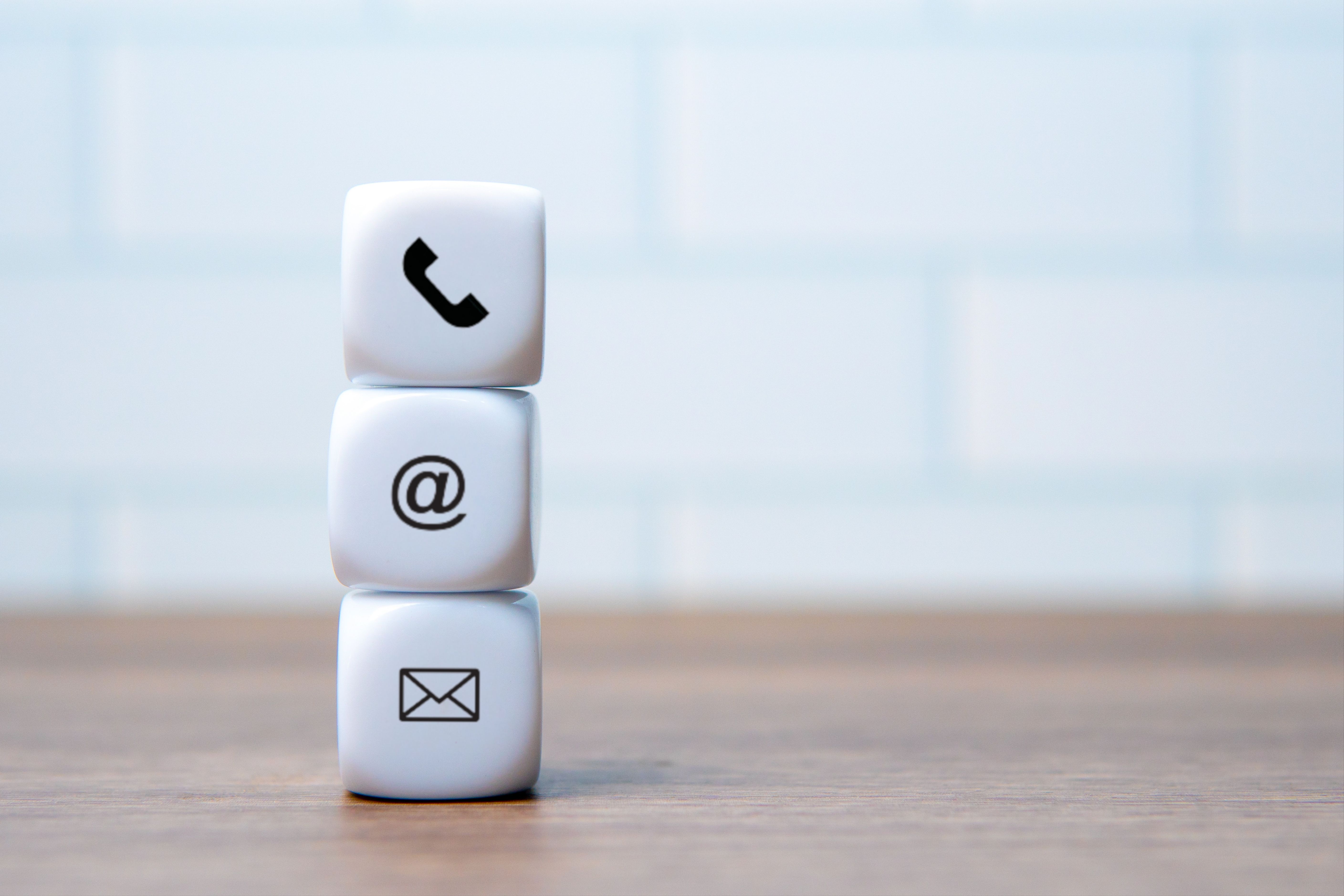 Three white dice display a contact icon.