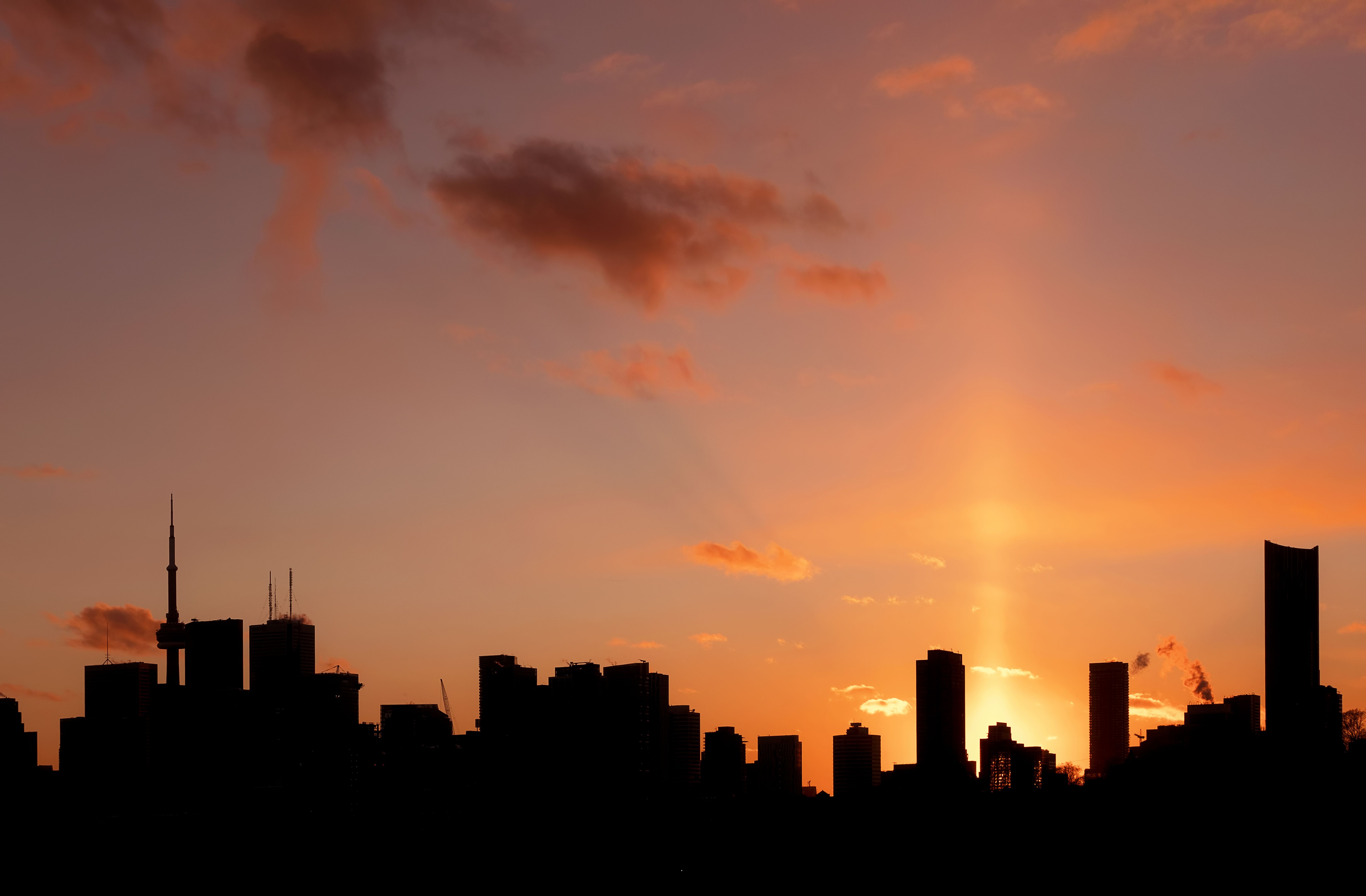 O horizonte de Toronto e um pilar solar