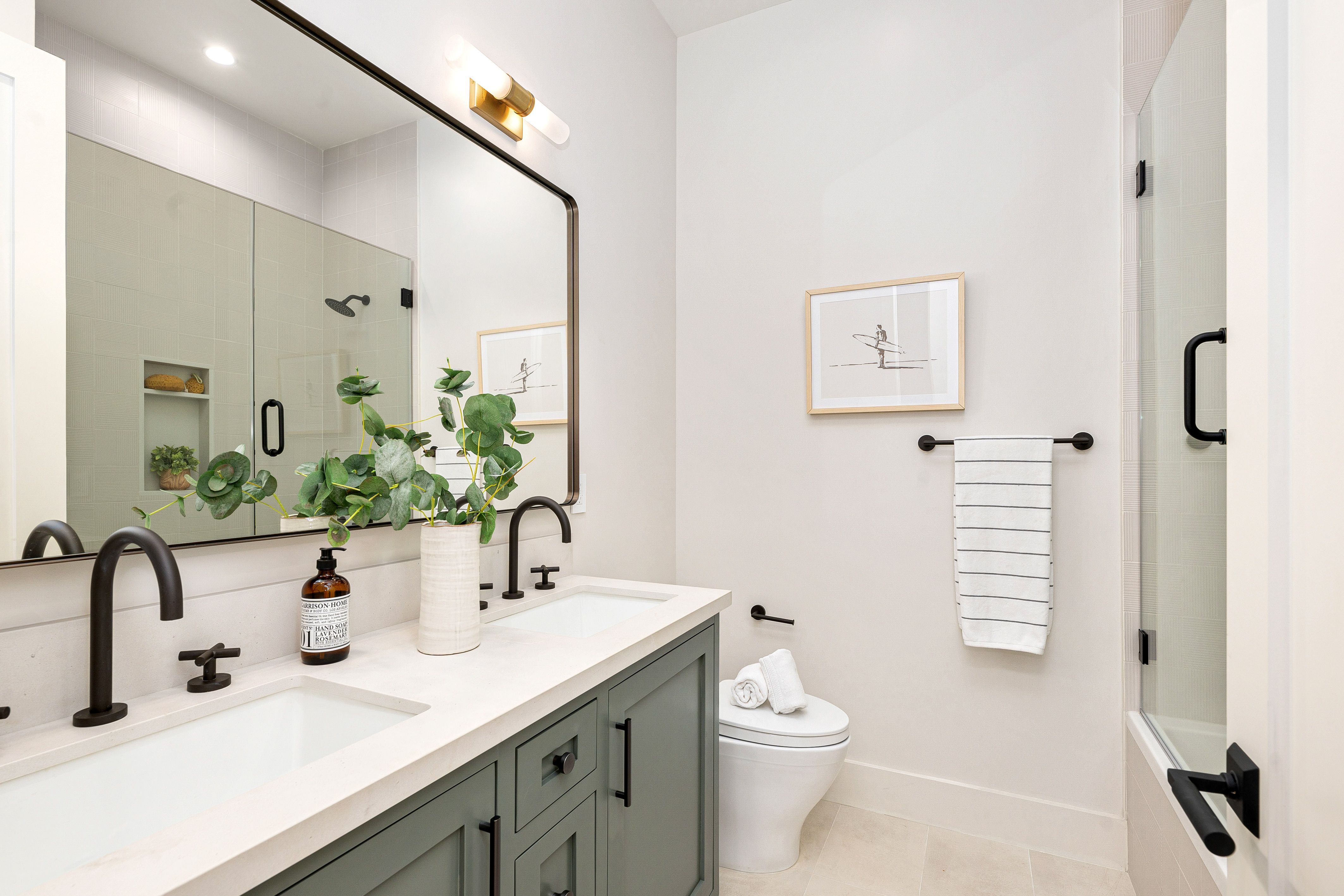 Modernes Badezimmerinterieur mit zwei Waschbecken und eleganter Einrichtung.