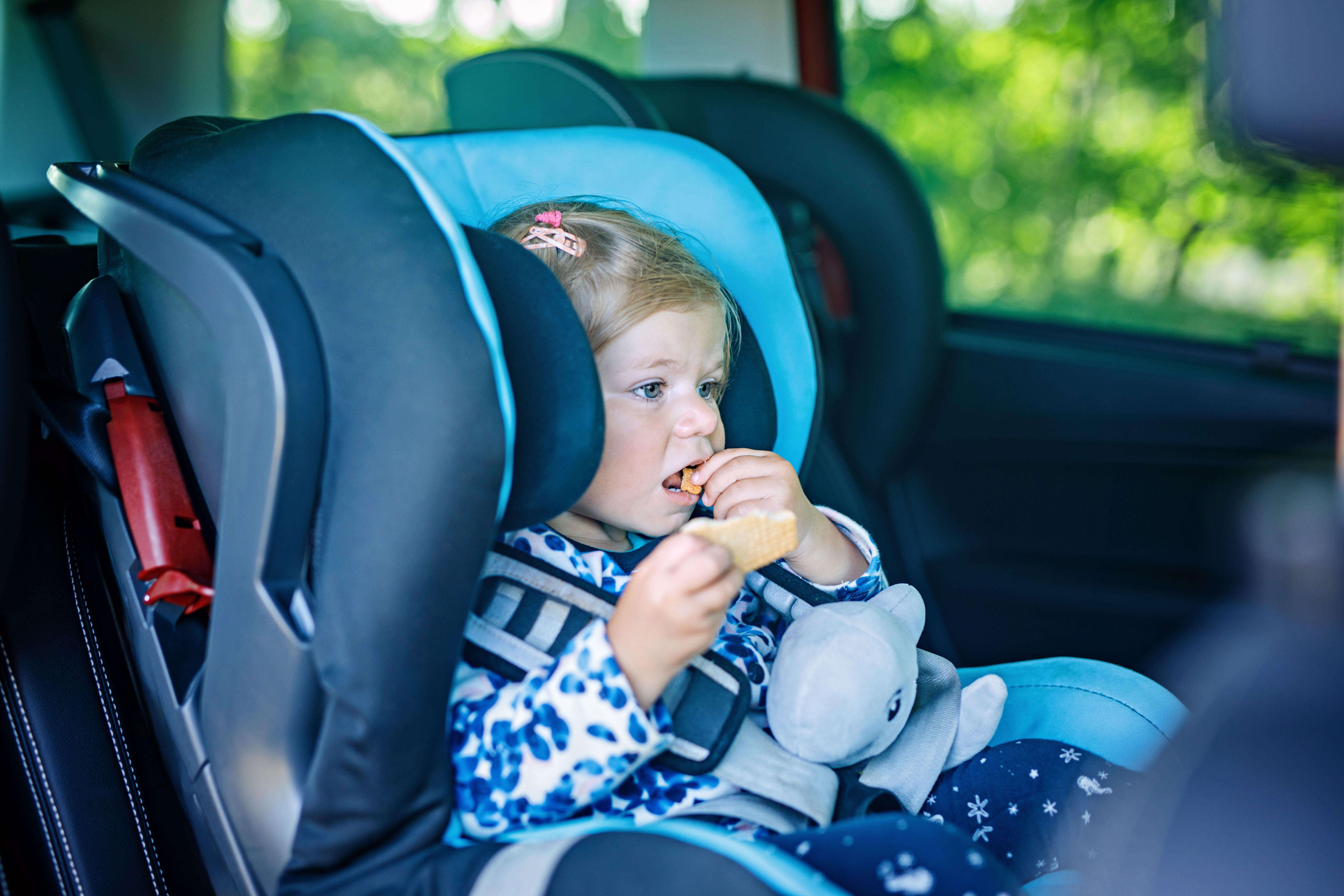家庭用車安裝好汽車椅套後，孩子吃東西也不怕弄髒原車座椅。