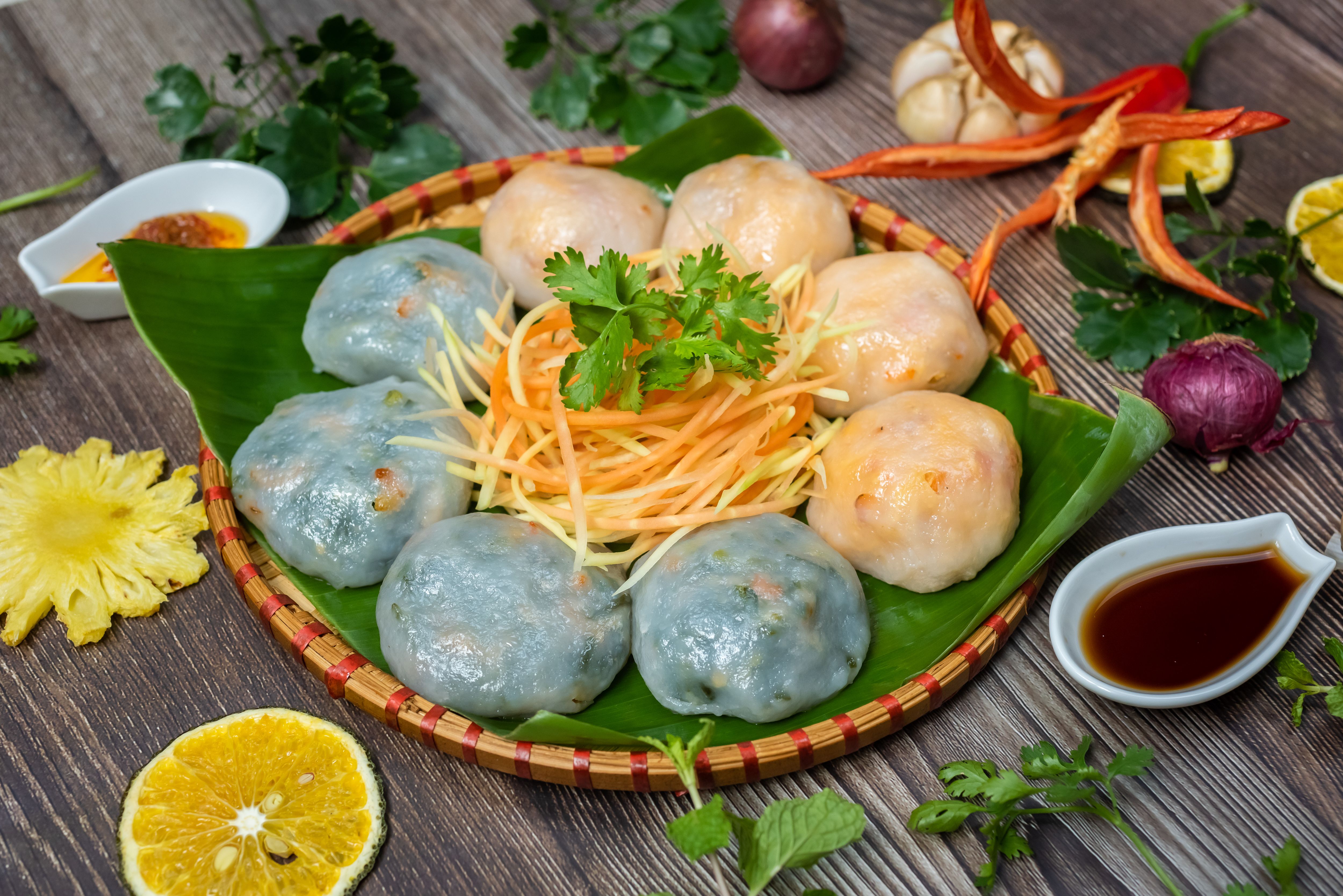 Green shallot cake is a cake made from flour, shallot leaves, and dried shrimp. Orange Dum Cake is made from flour, radish, and dried shrimp, both of which are dipped in the same soy sauce Green shallot cake is a cake made from flour, shallot leaves, and dried shrimp. Orange Dum Cake is made from flour, radish, and dried shrimp, both of which are dipped in the same soy sauce