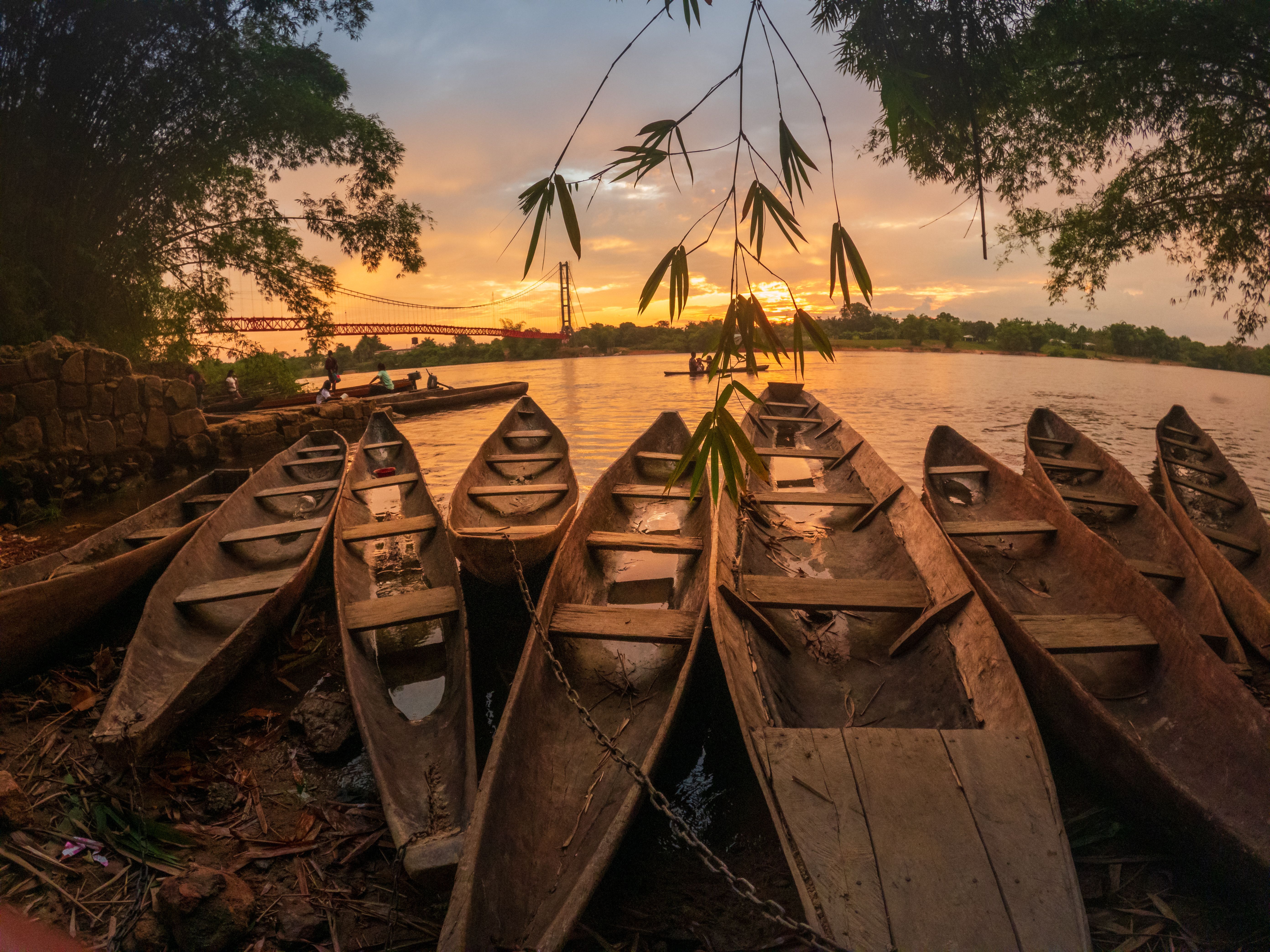 Rio da floresta amazônica E pôr do sol e barcos Rio da floresta amazônica E pôr do sol e barcos