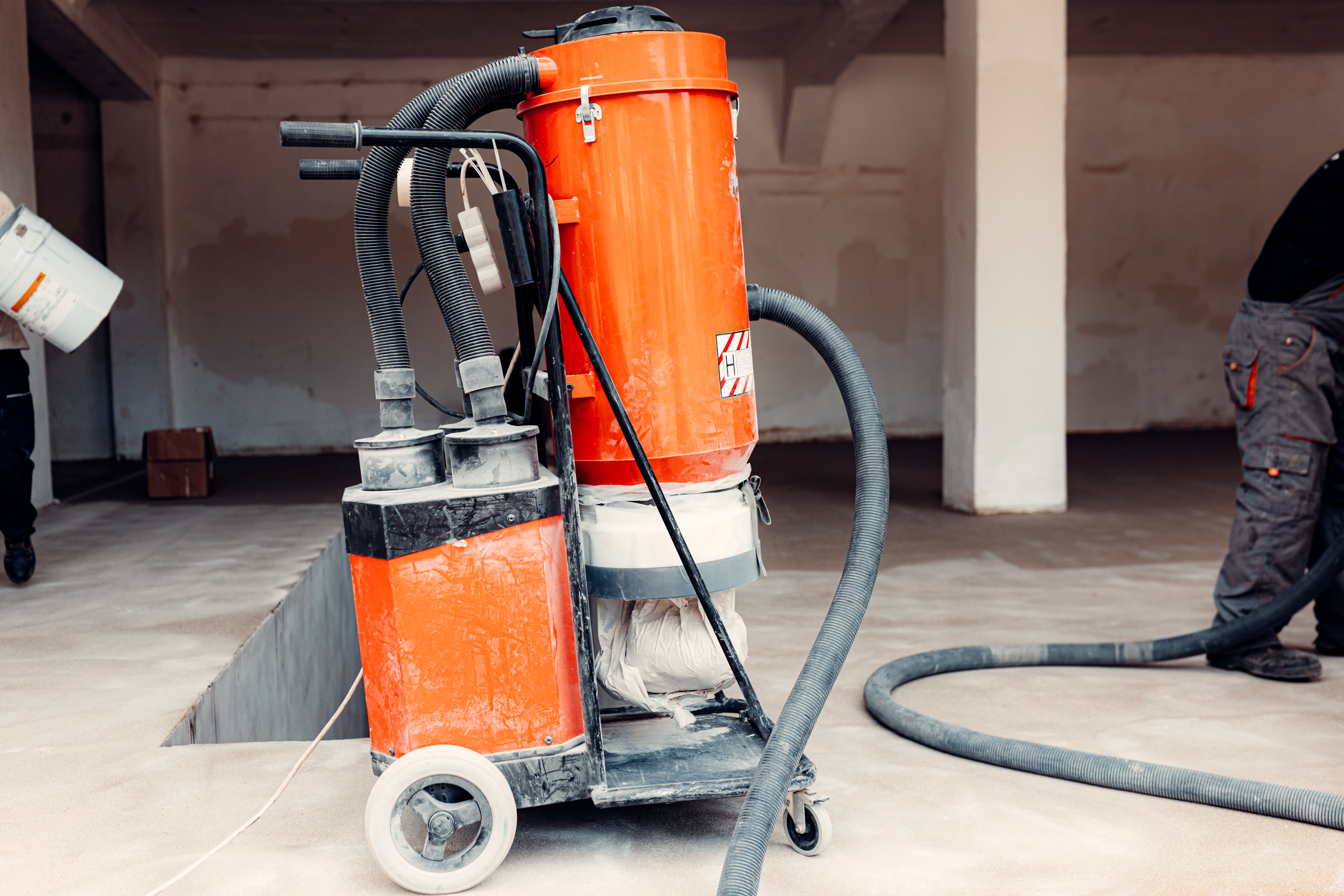 Large industrial vacuum cleaner for industrial floors