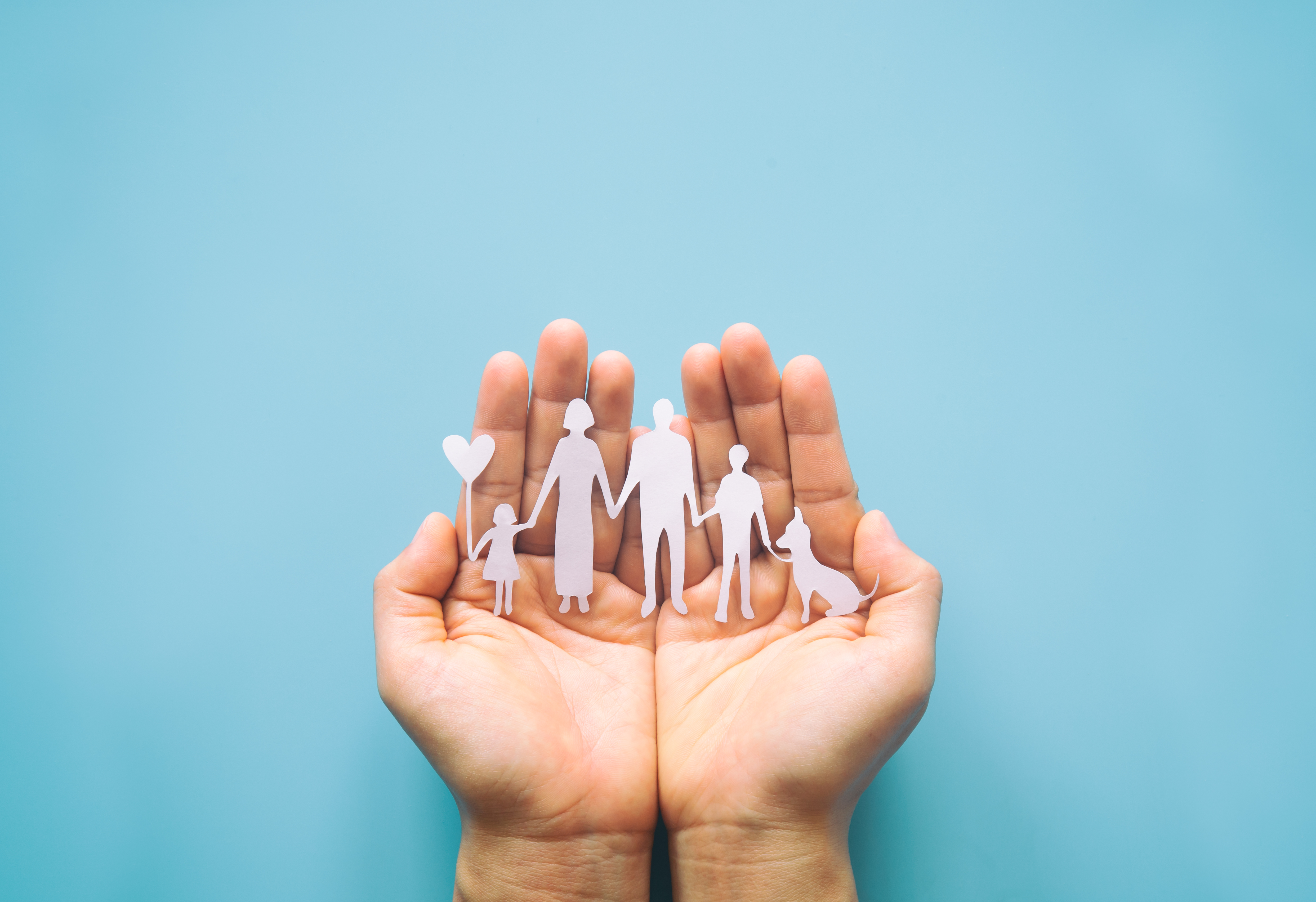 Papel geneaferre cortado a mano sobre fondo azul. Concepto del día de la familia, cuidado de crianza, violencia doméstica, educación en el hogar, día internacional de las familias, día mundial de la salud mental, día mundial de concienciación sobre 