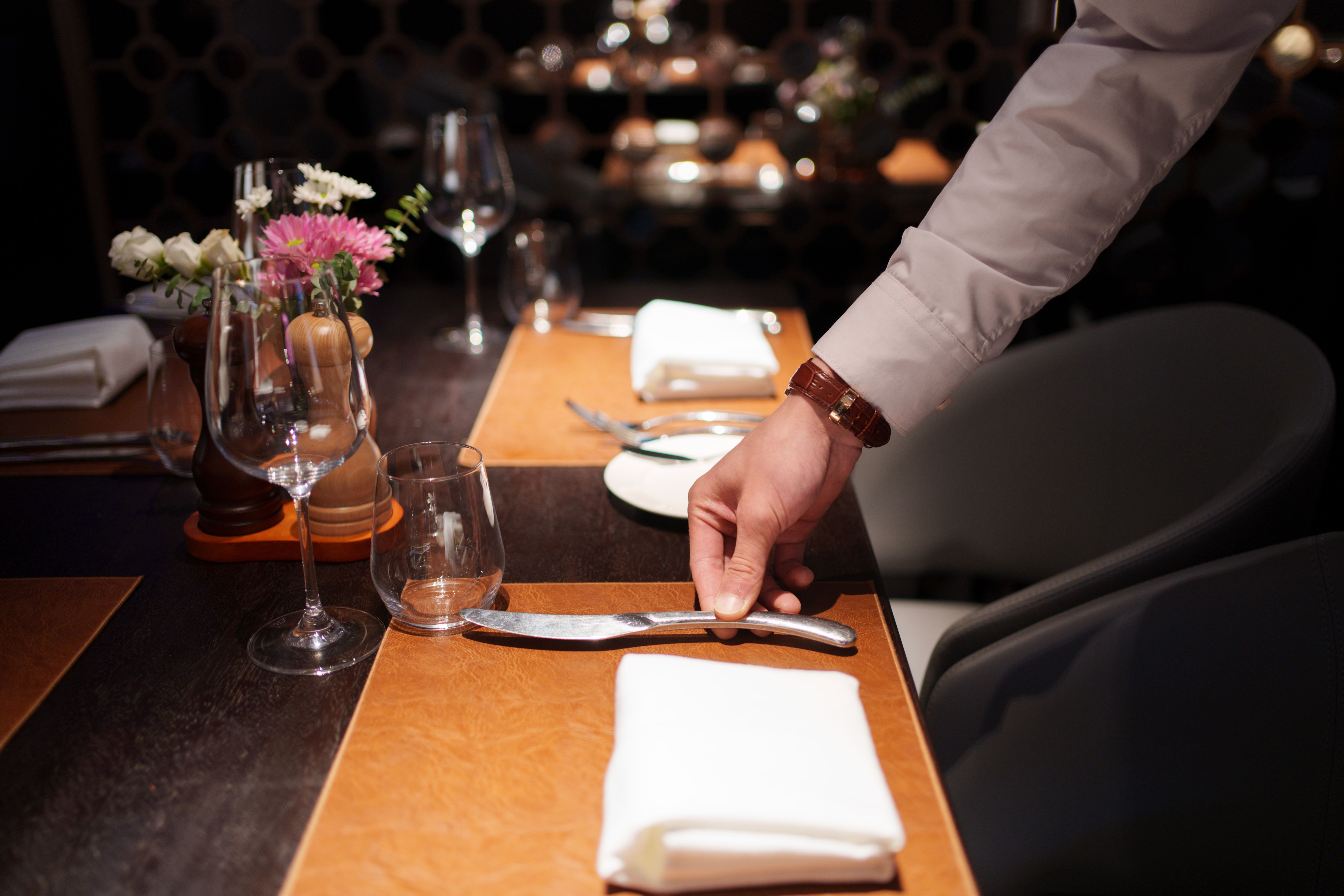 hand holding table knife