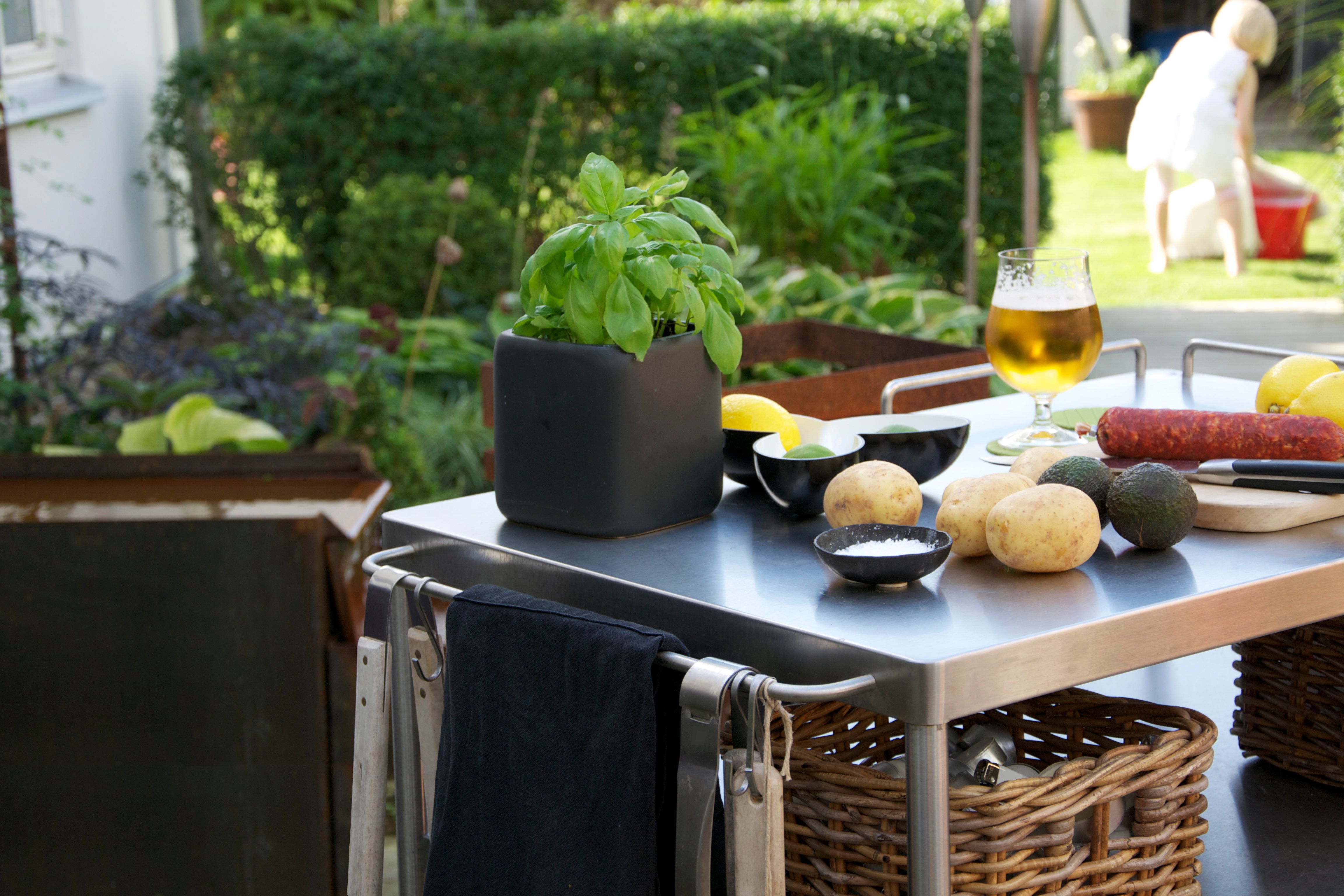 outdoor kitchen
