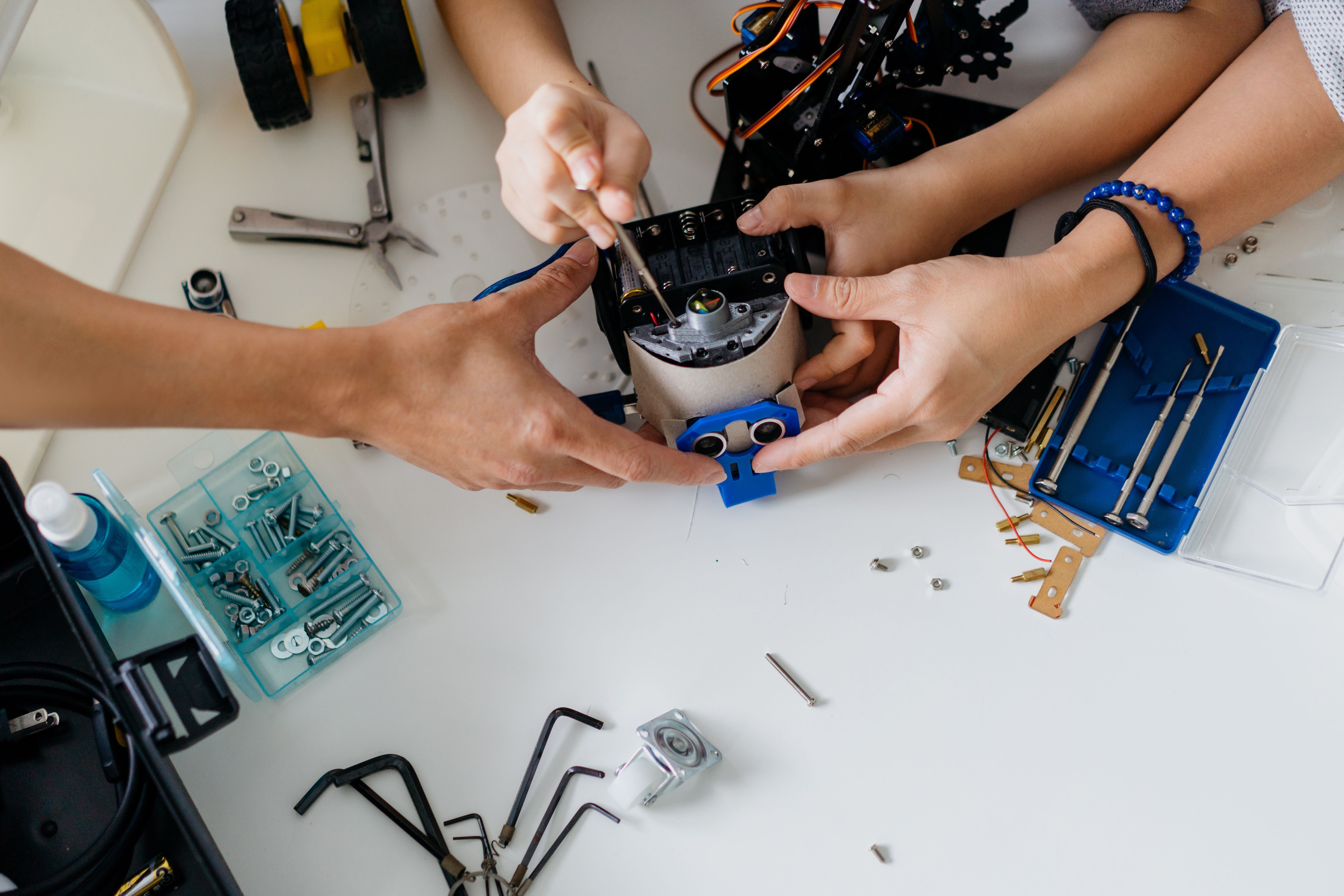students building robot