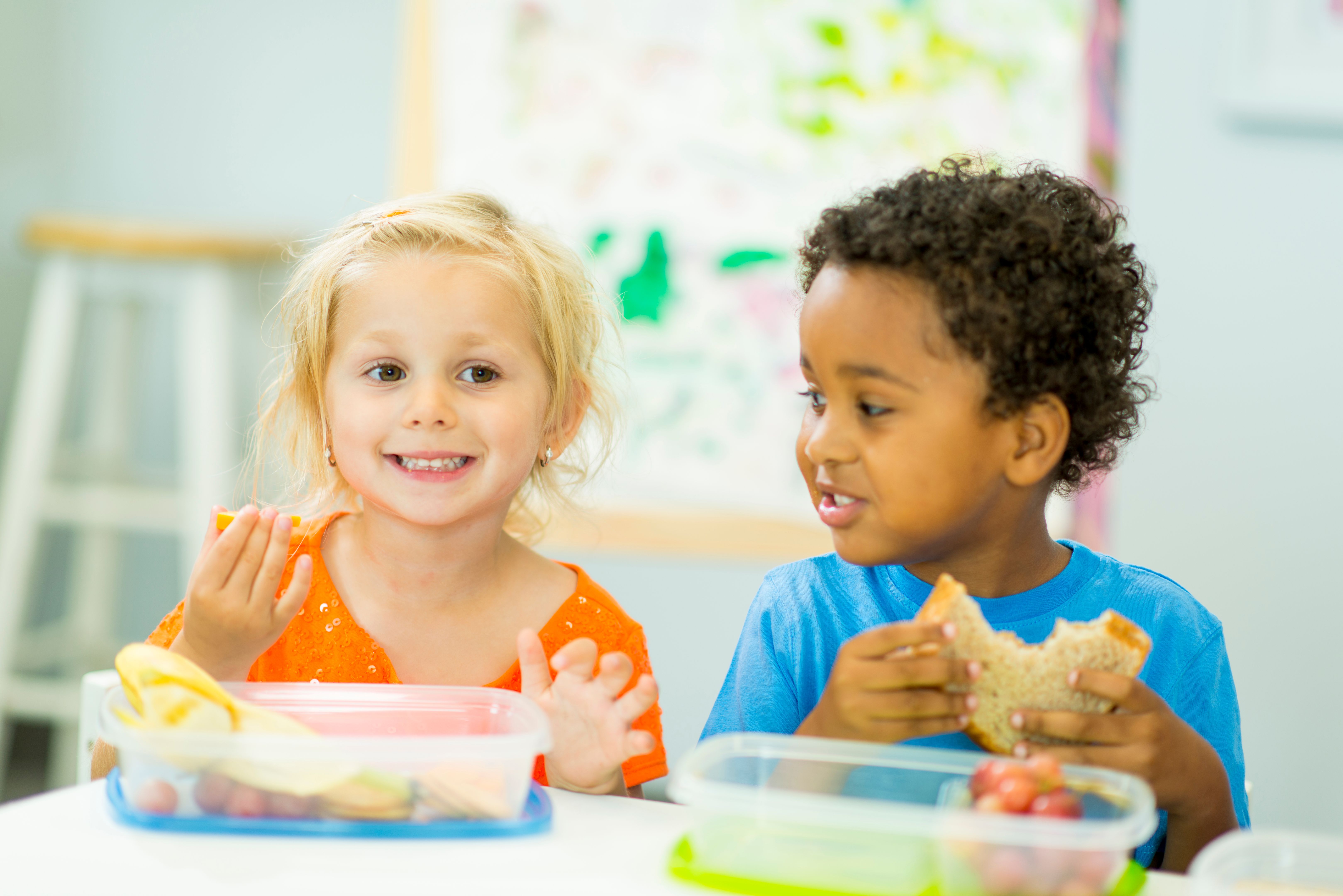 kids eating lunch