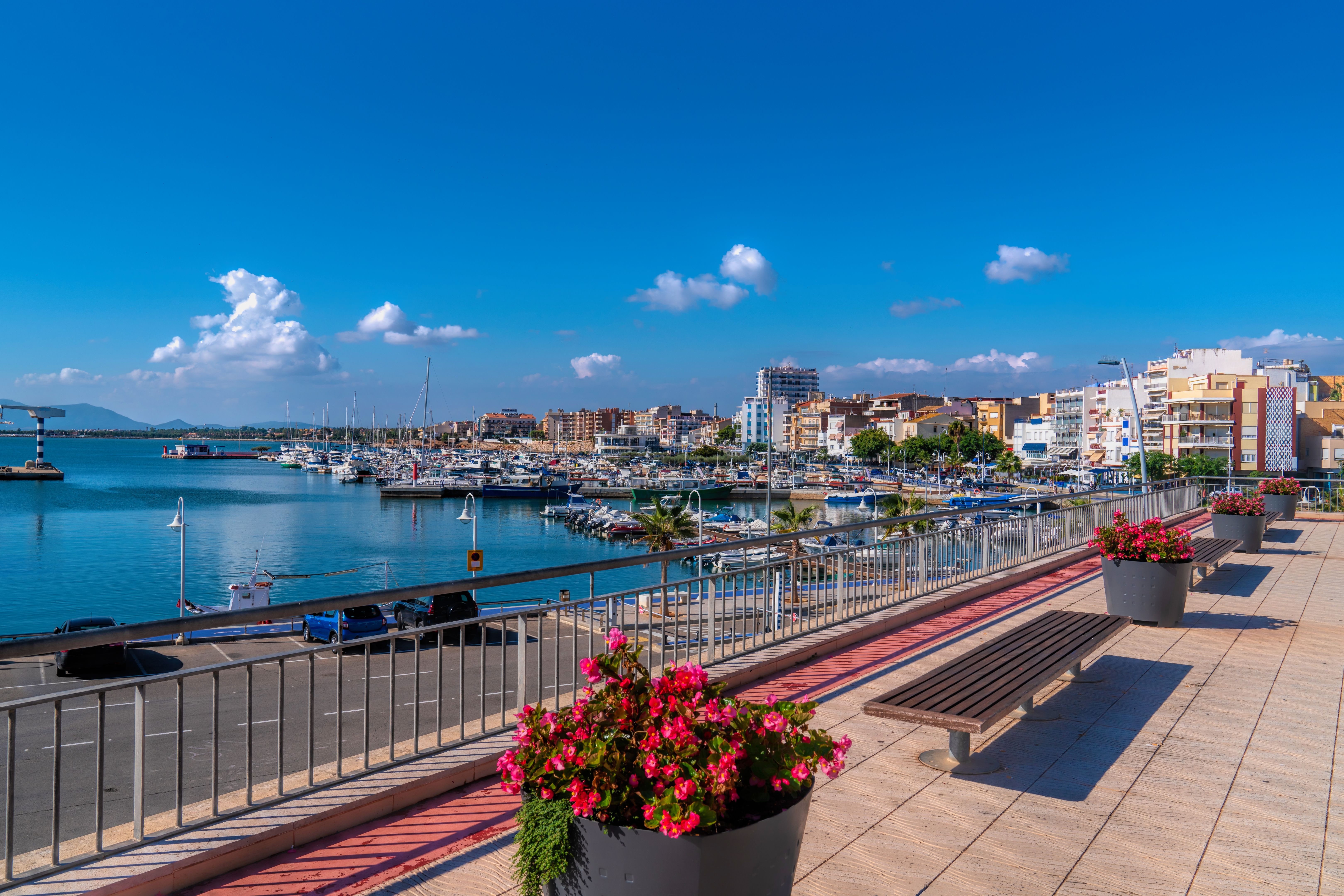 L'Ampolla España vista de la ciudad portuaria española con flores rojas Cataluña provincia de Tarragona