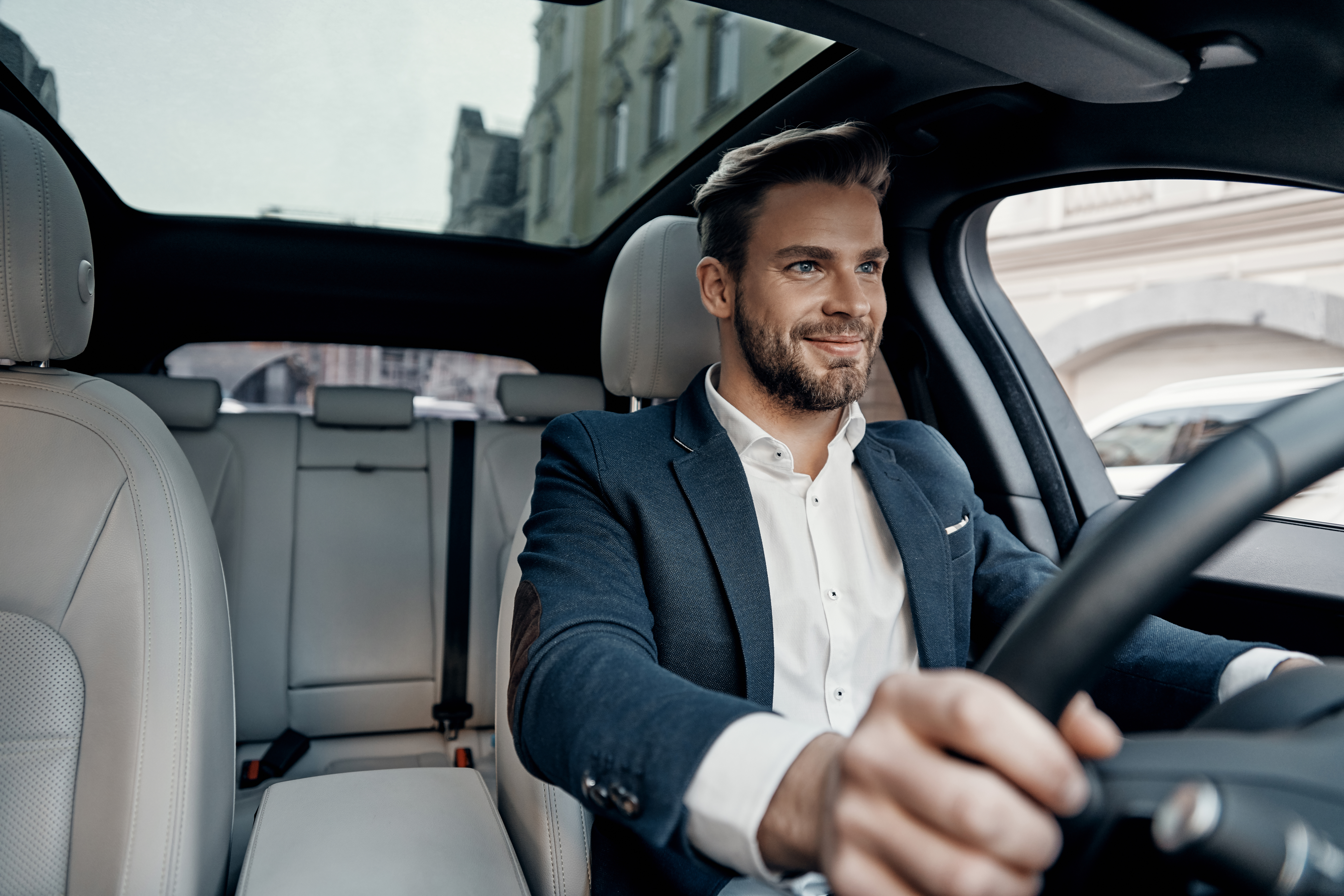 Convoyeur auto-entrepreneur en train de livrer un véhicule de location en France