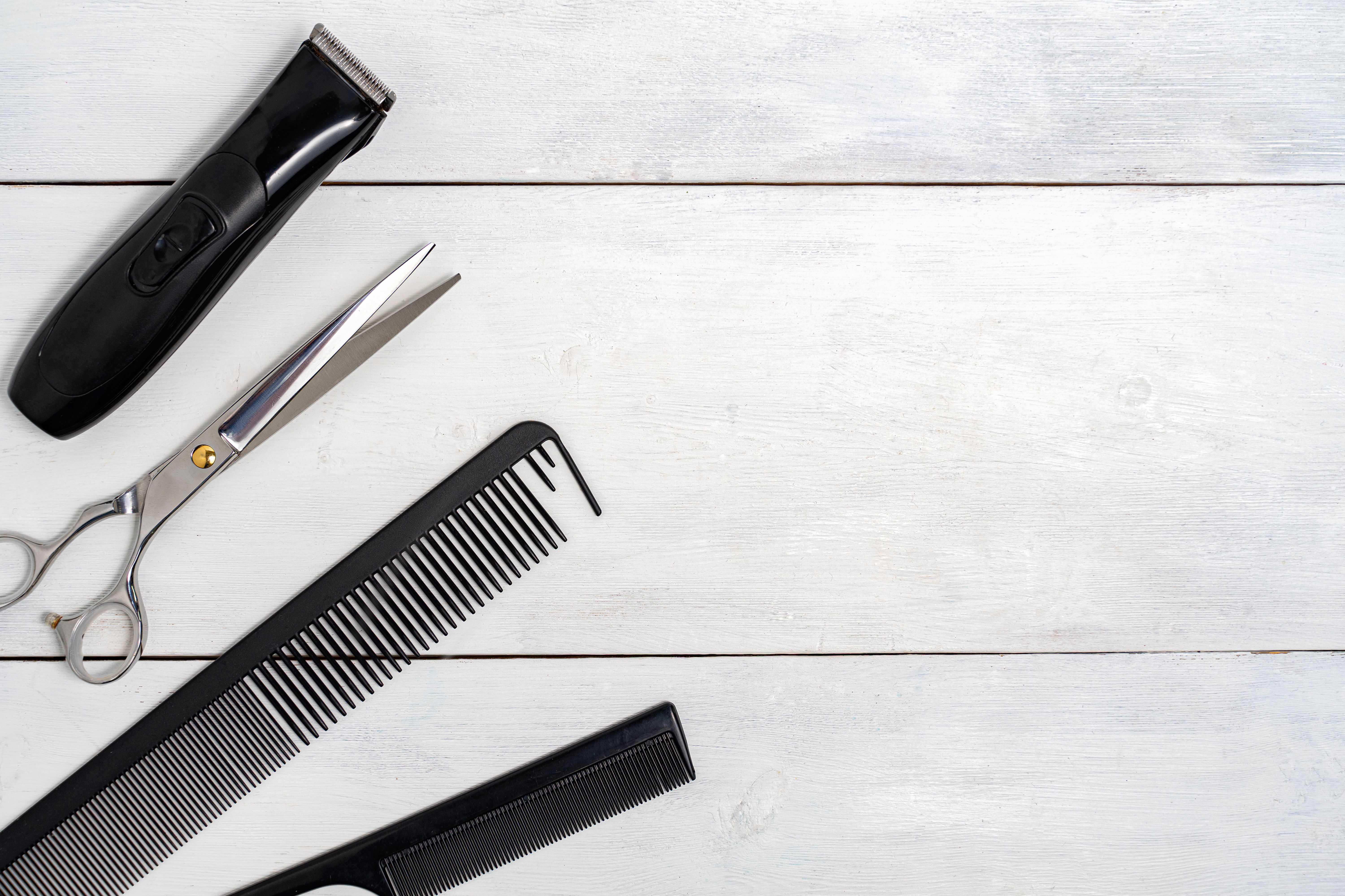 Outils de coiffure sur un fond en bois avec l’espace de copie