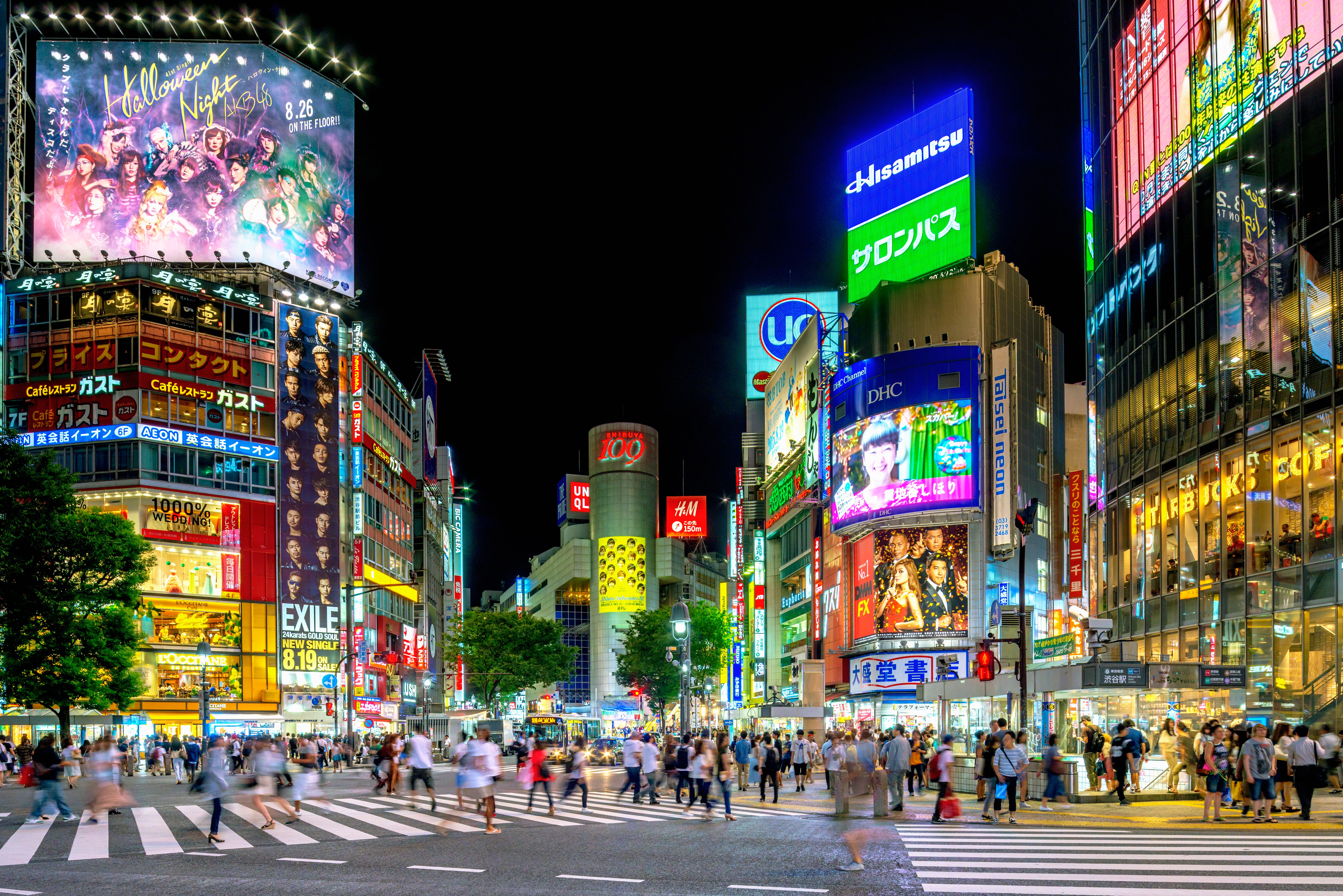 Busy Shibuya crossing in Tokyo