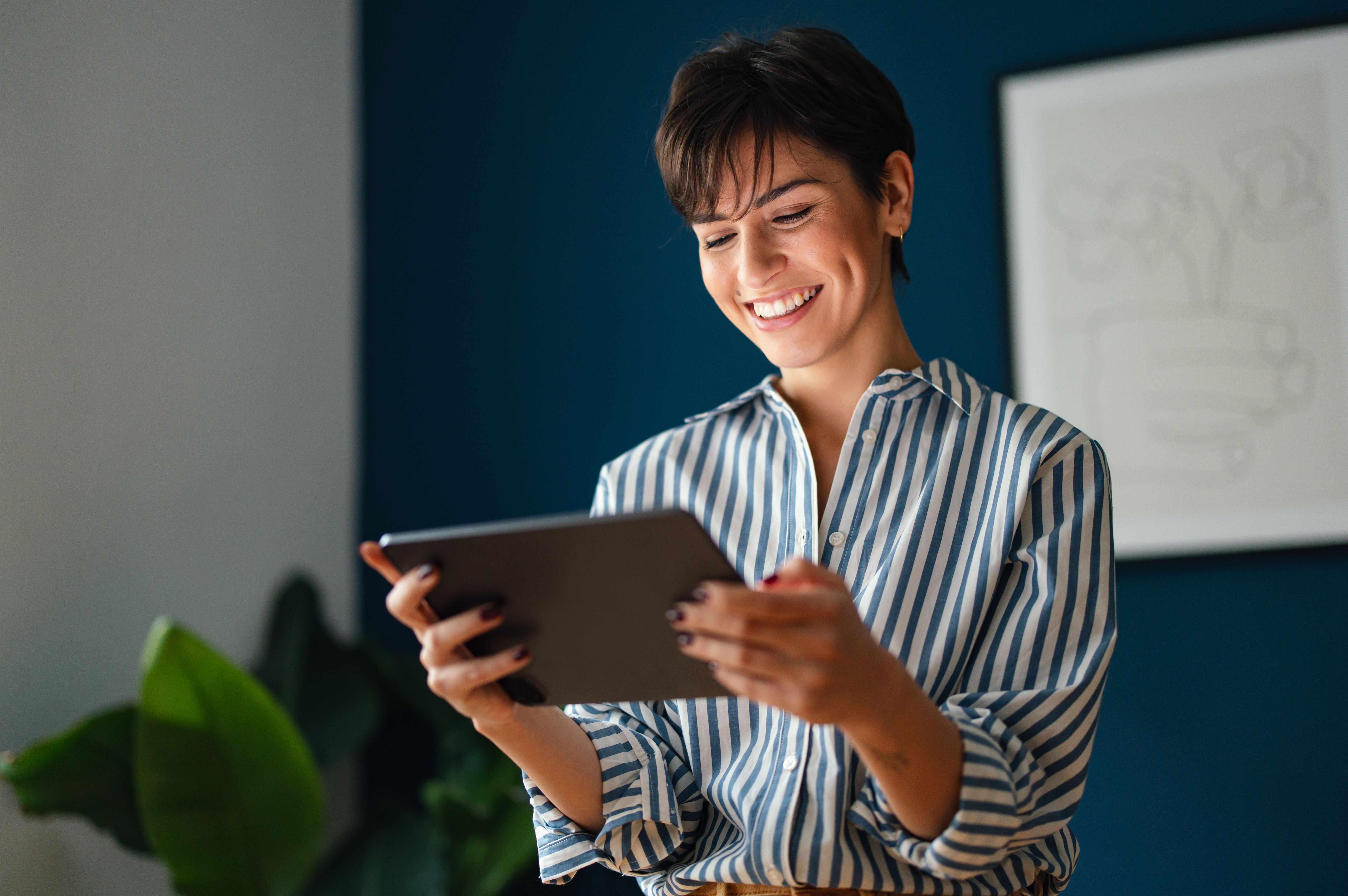 Portrait d’une belle femme d’affaires moderne utilisant une tablette dans son bureau