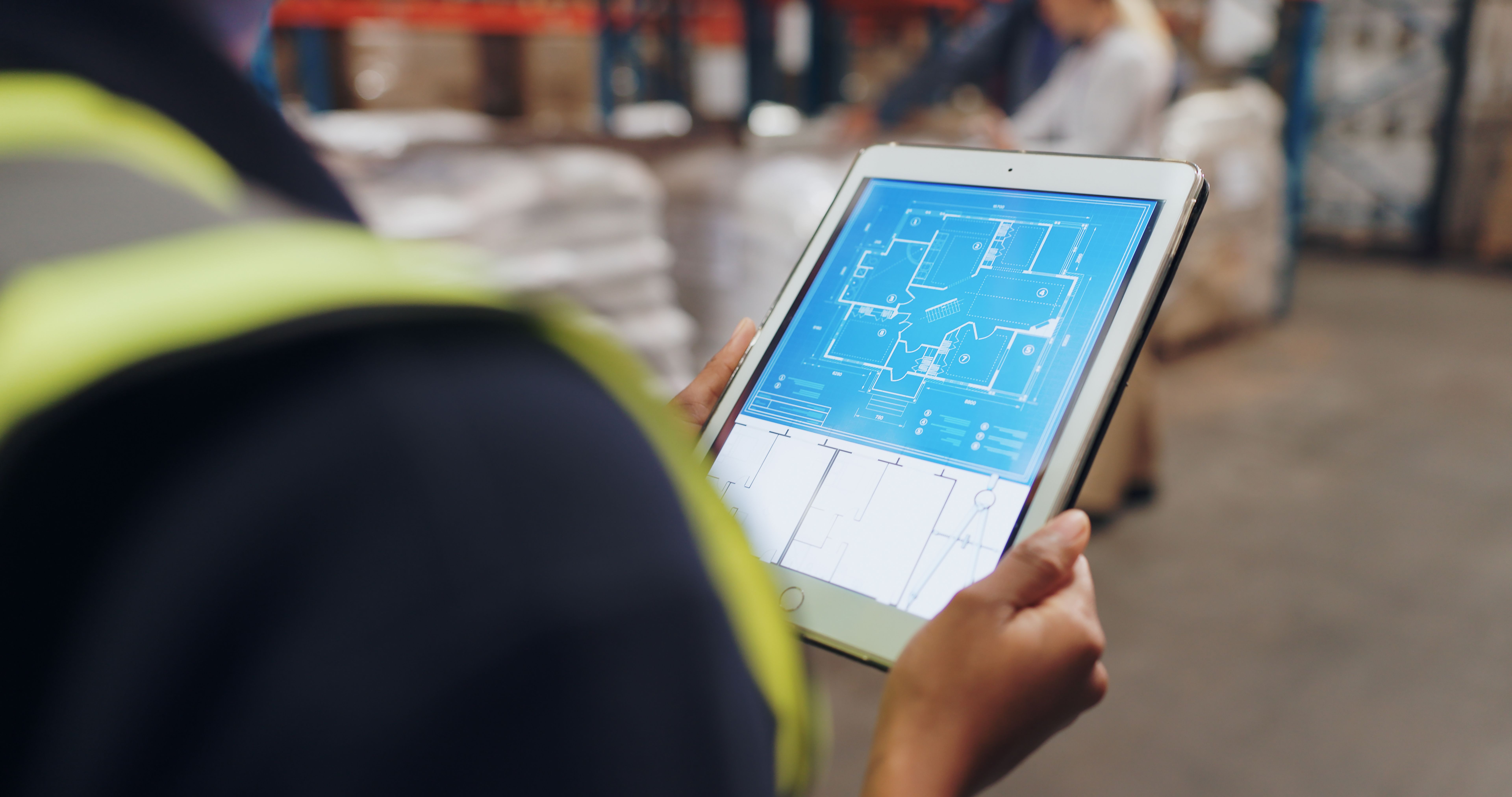 Manos, arquitecto y tableta con aplicación para plano en almacén para construcción, diseño e ideas para inspección. Contratista, pantalla táctil y persona para plano de planta, revisión y fábrica para la cadena de suministro
