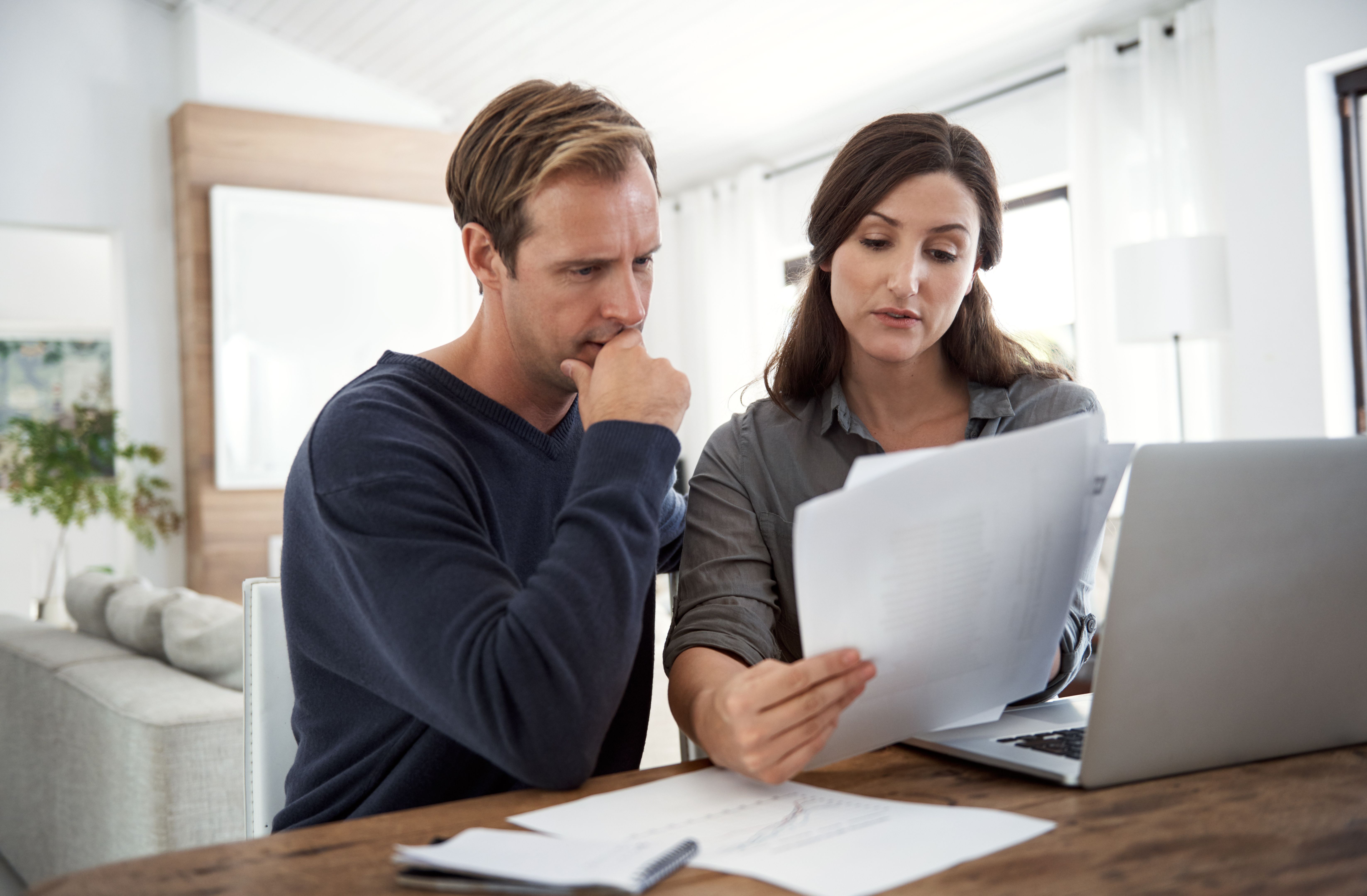 pareja discutiendo decisiones