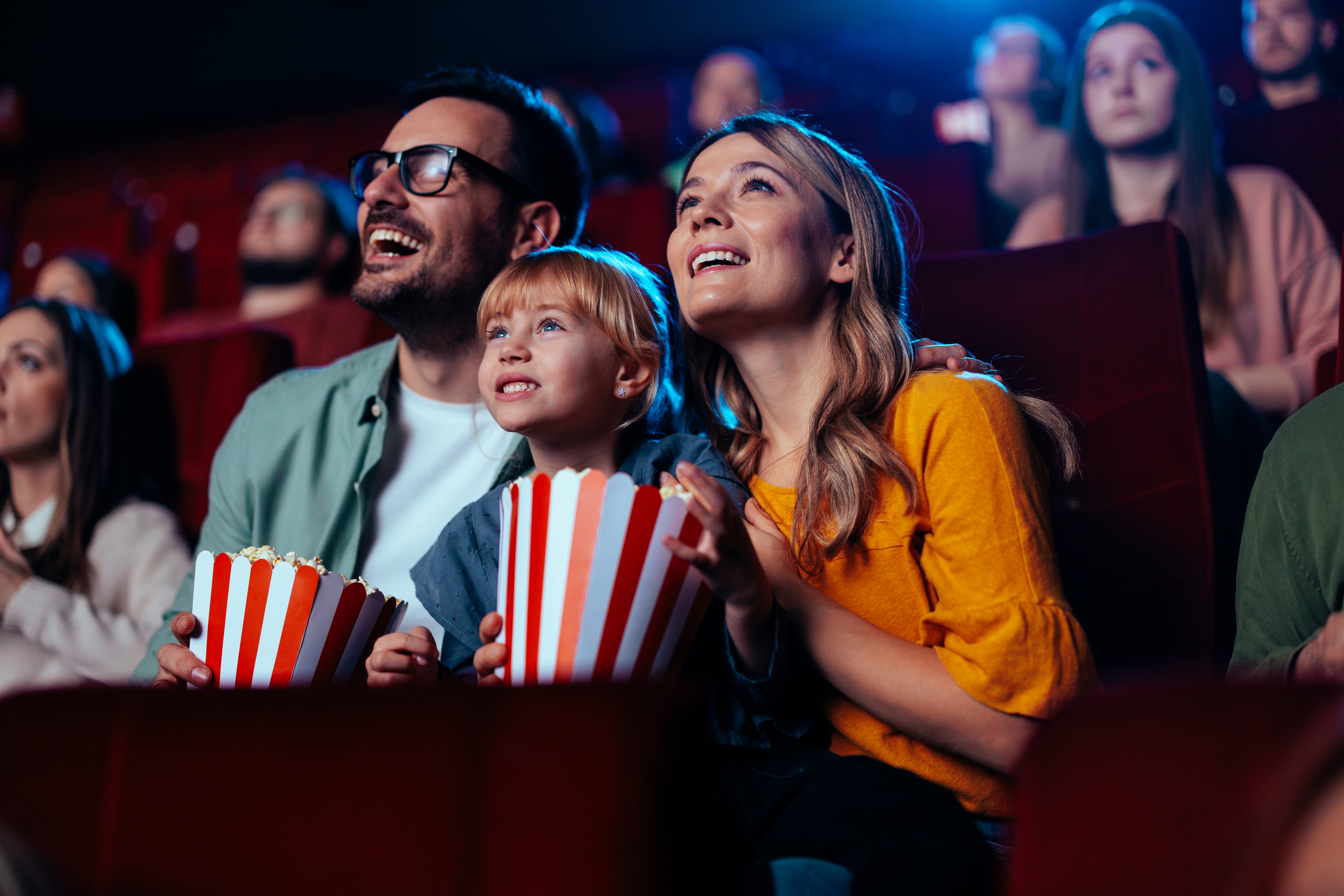 Famille joyeuse regardant un film au cinéma. Famille joyeuse regardant un film au cinéma.