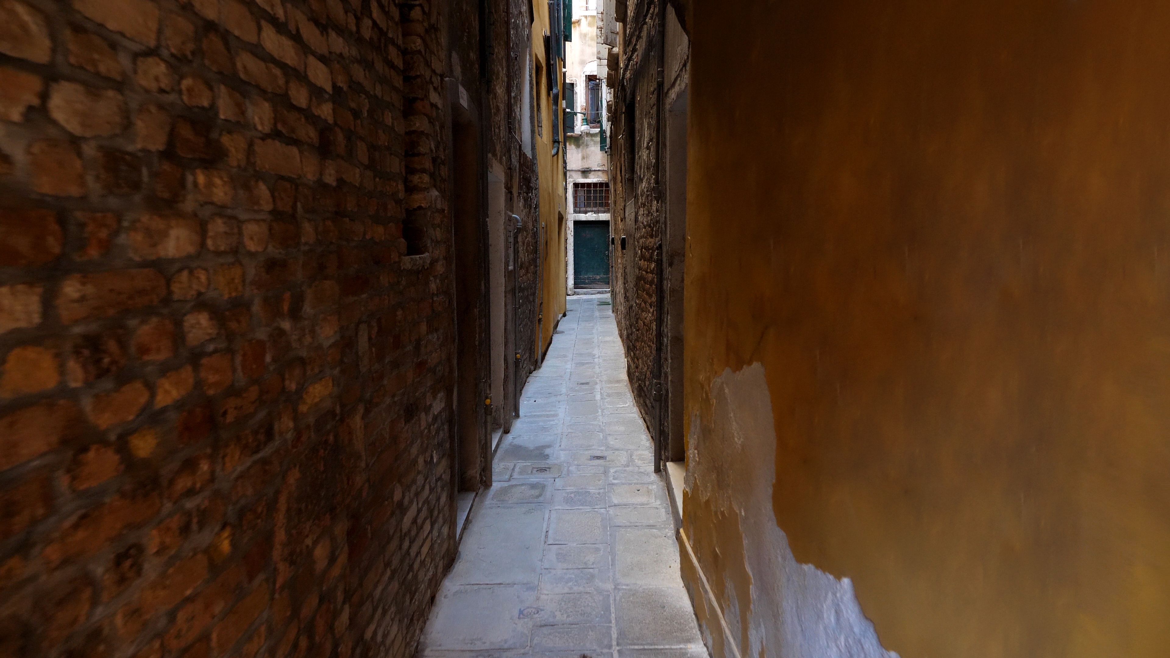 venice narrow streets