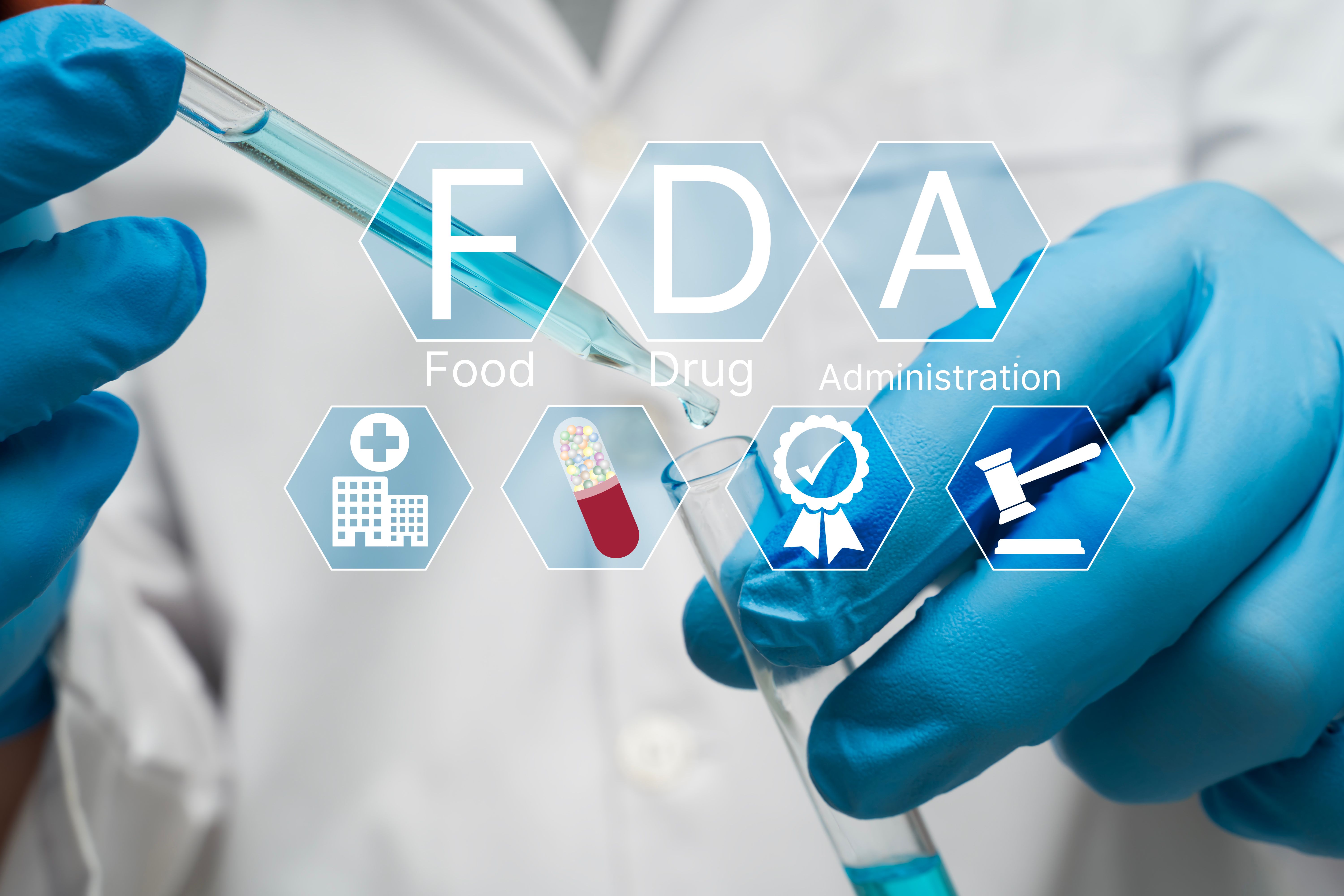 Concepto de aprobación de la FDA con científico en el manejo de laboratorio de tubos de ensayo y pipetas para la seguridad de la investigación de medicamentos