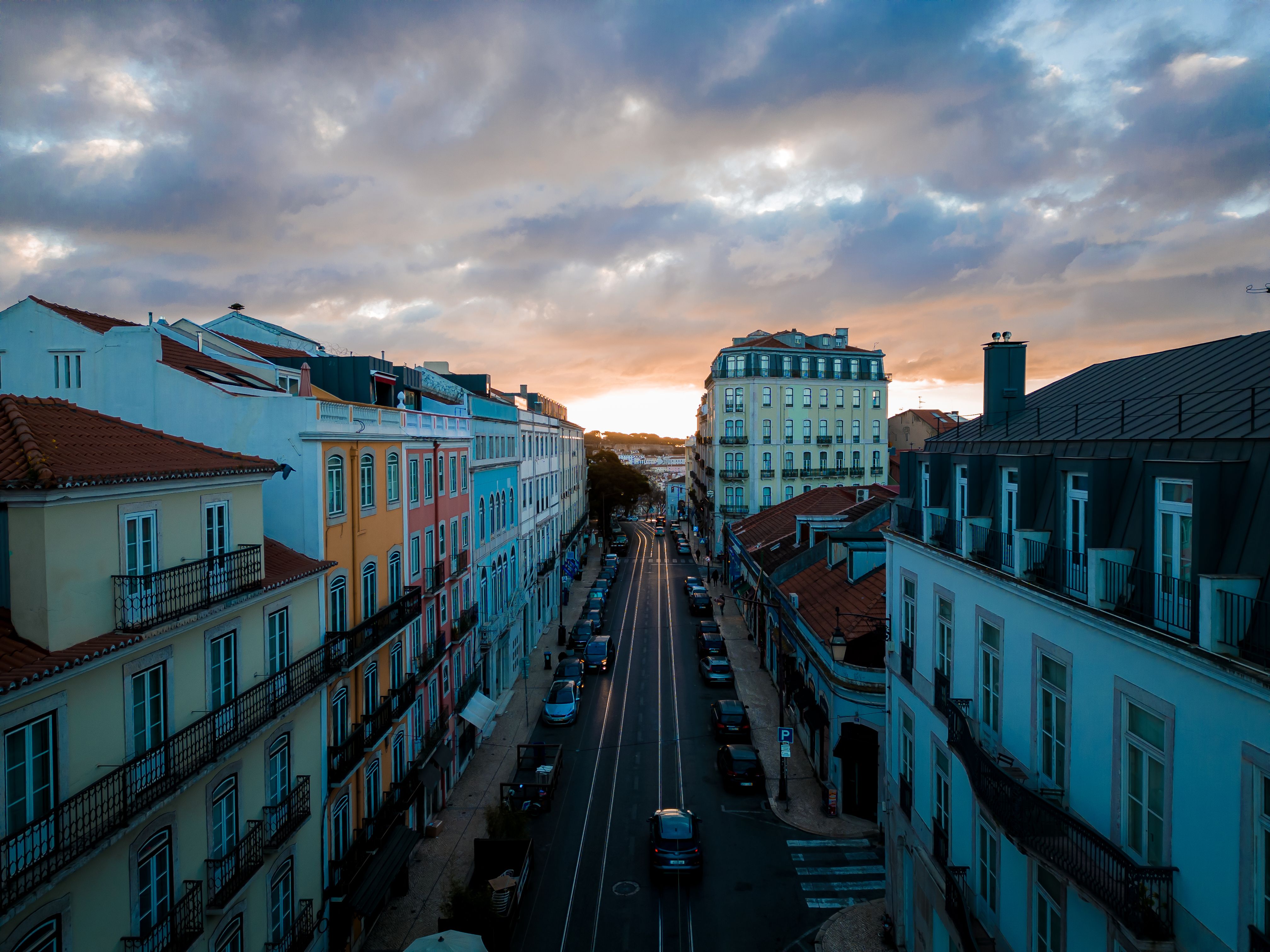 Imagem aérea da paisagem urbana de Lisboa ao amanhecer