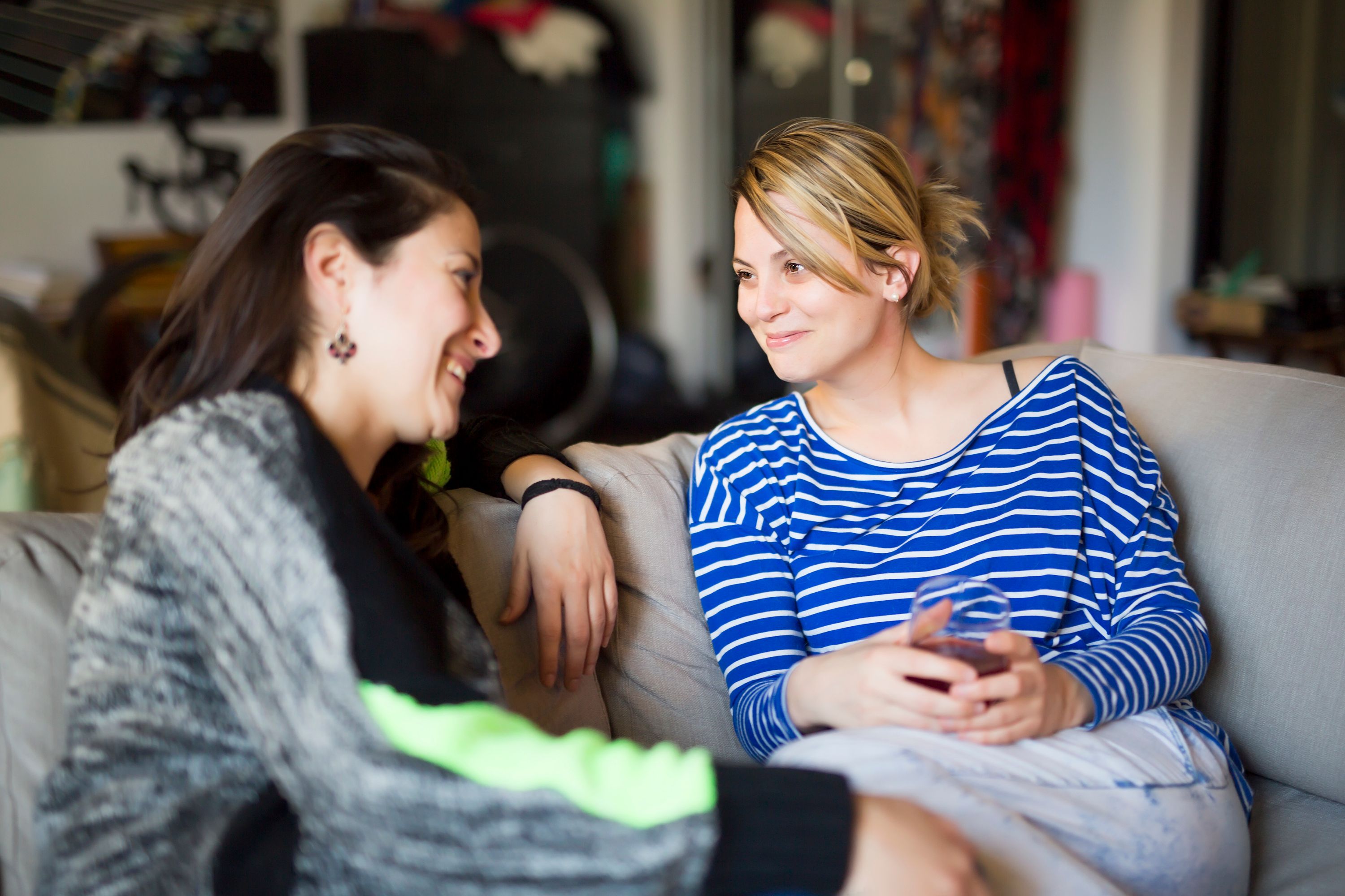 friends discussing fashion