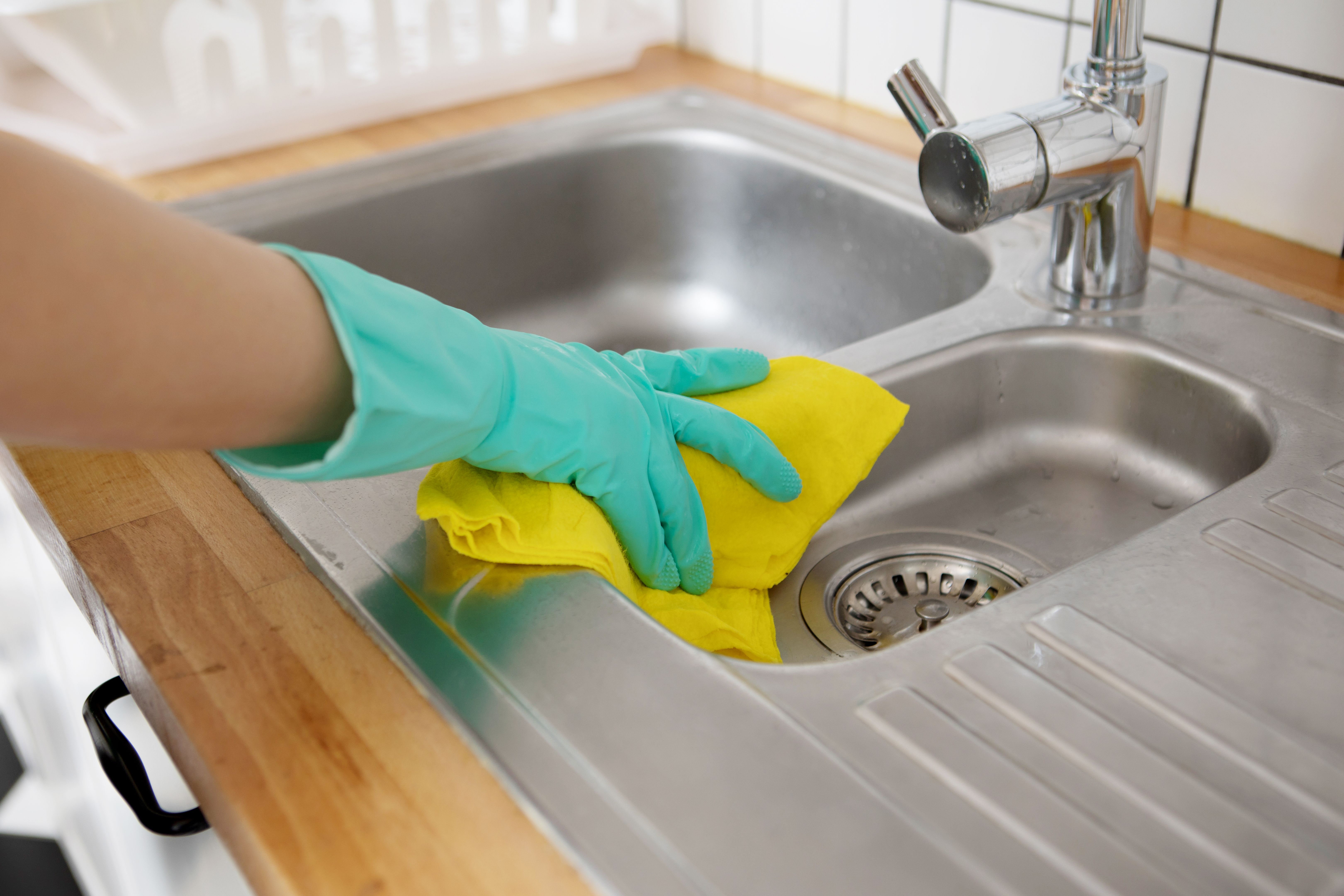 cleaning kitchen sink
