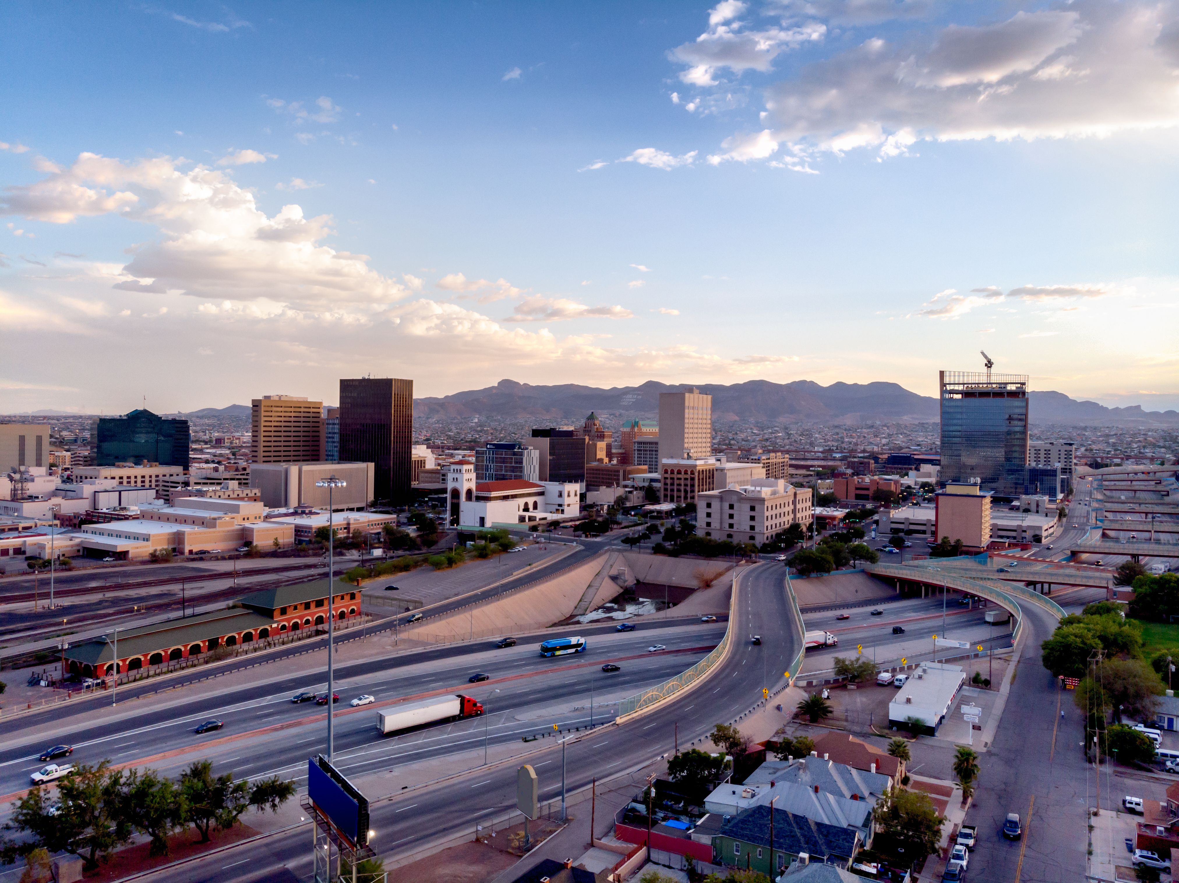 Vista aérea de drones de El Paso, Texas al amanecer