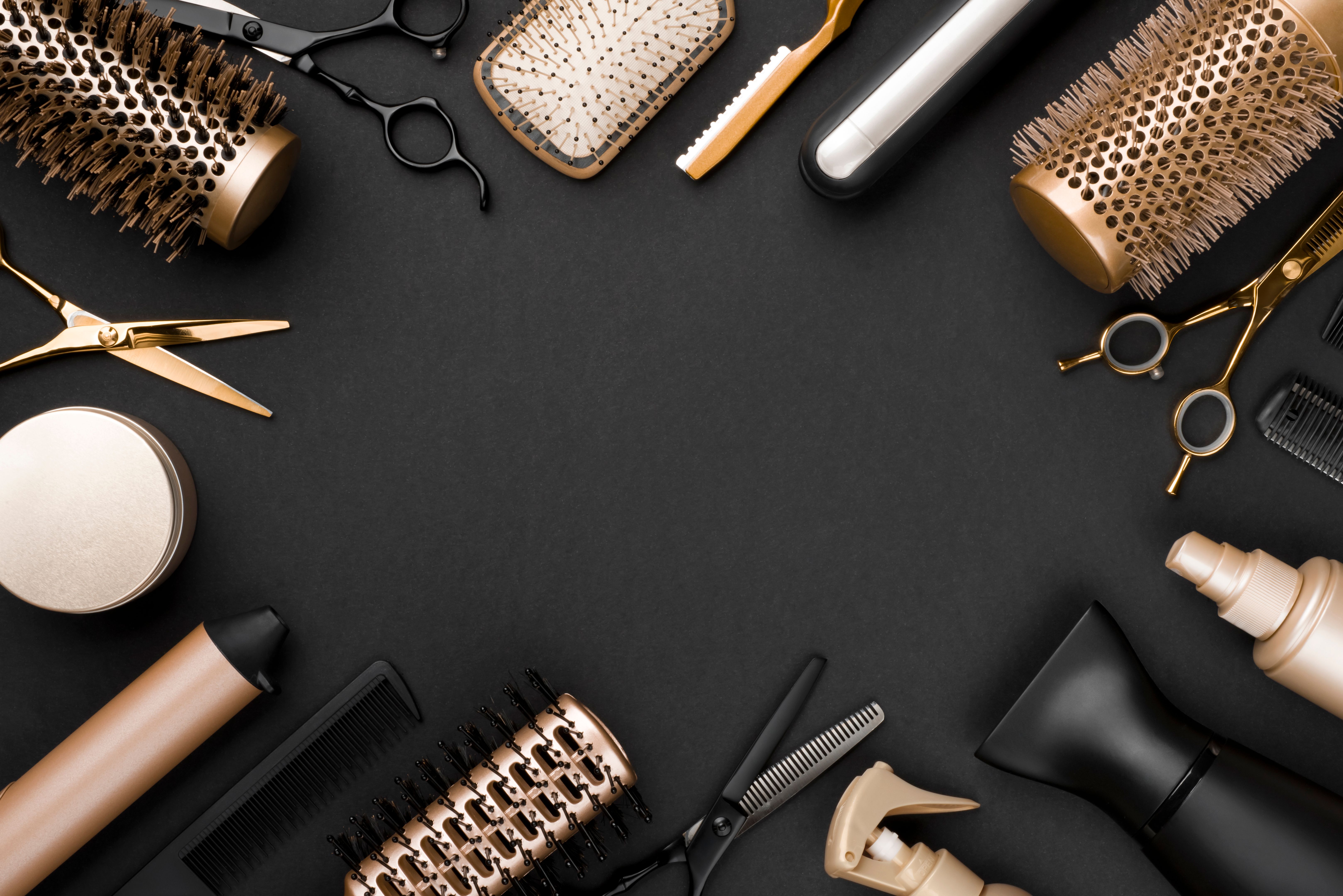Outils du coiffeur sur fond noir avec l’espace de la copie en centre