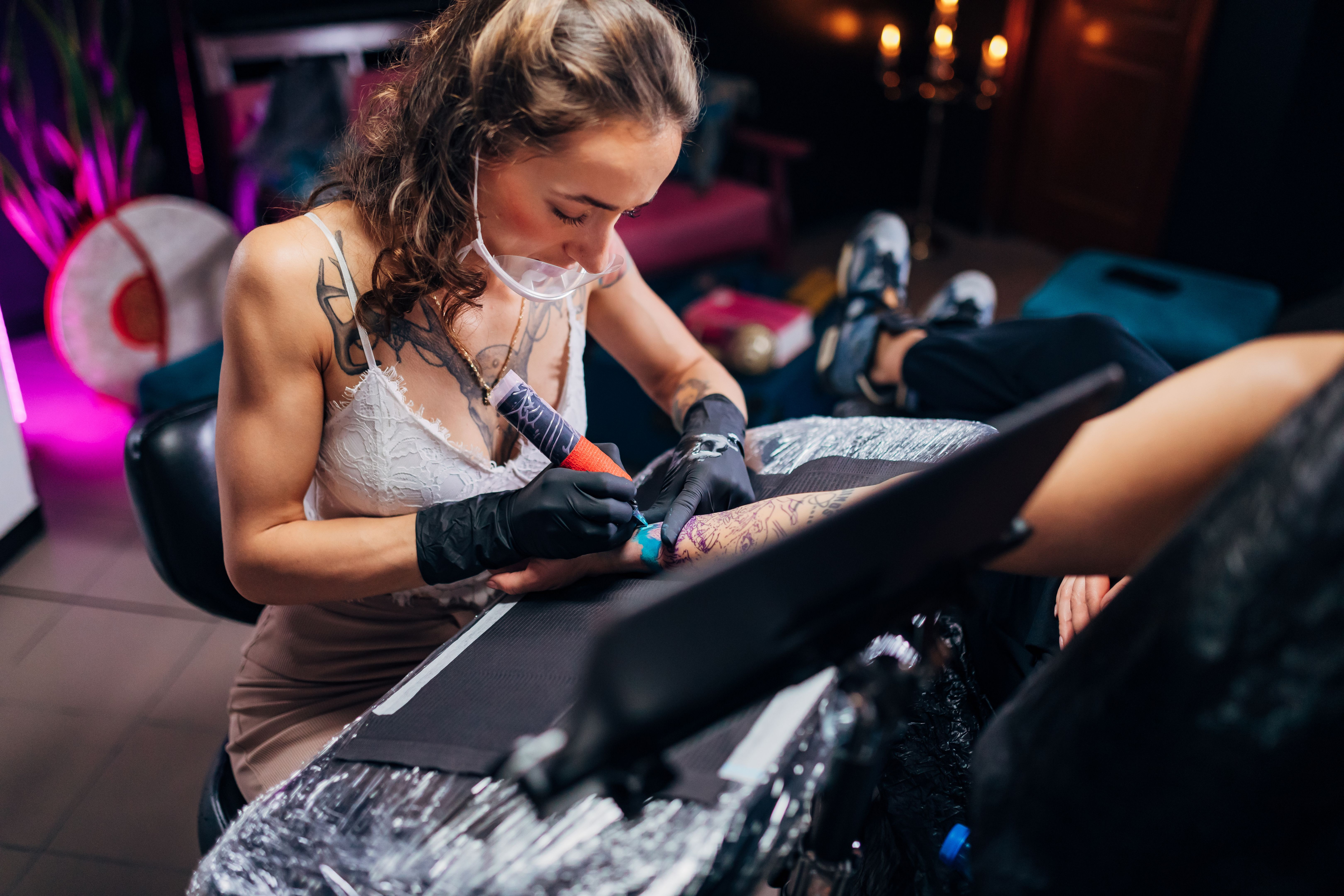 watercolor tattoo tatuaje evento minimalist tattoo custom tattoo tatuaje estrellas mejor estudio tatuajes sevilla numero uno best tattoo shop sevilla fineline dotwork traditional linea fina realismo tradicional  urbe tattoo minitatu