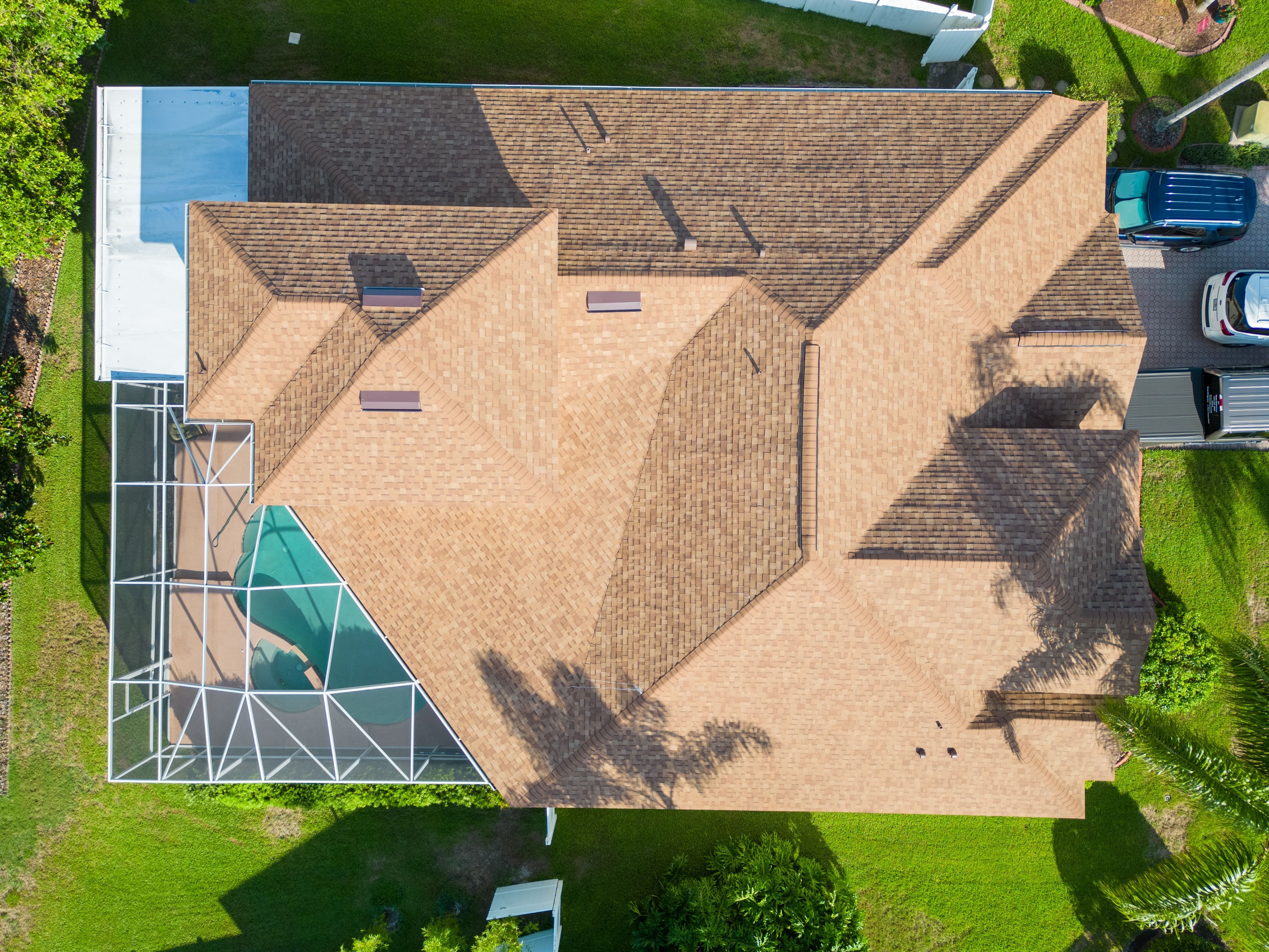 Draufsicht auf ein modernes Haus in Florida in der Nähe des Golfs von Mexiko Draufsicht auf ein modernes Haus in Florida in der Nähe des Golfs von Mexiko