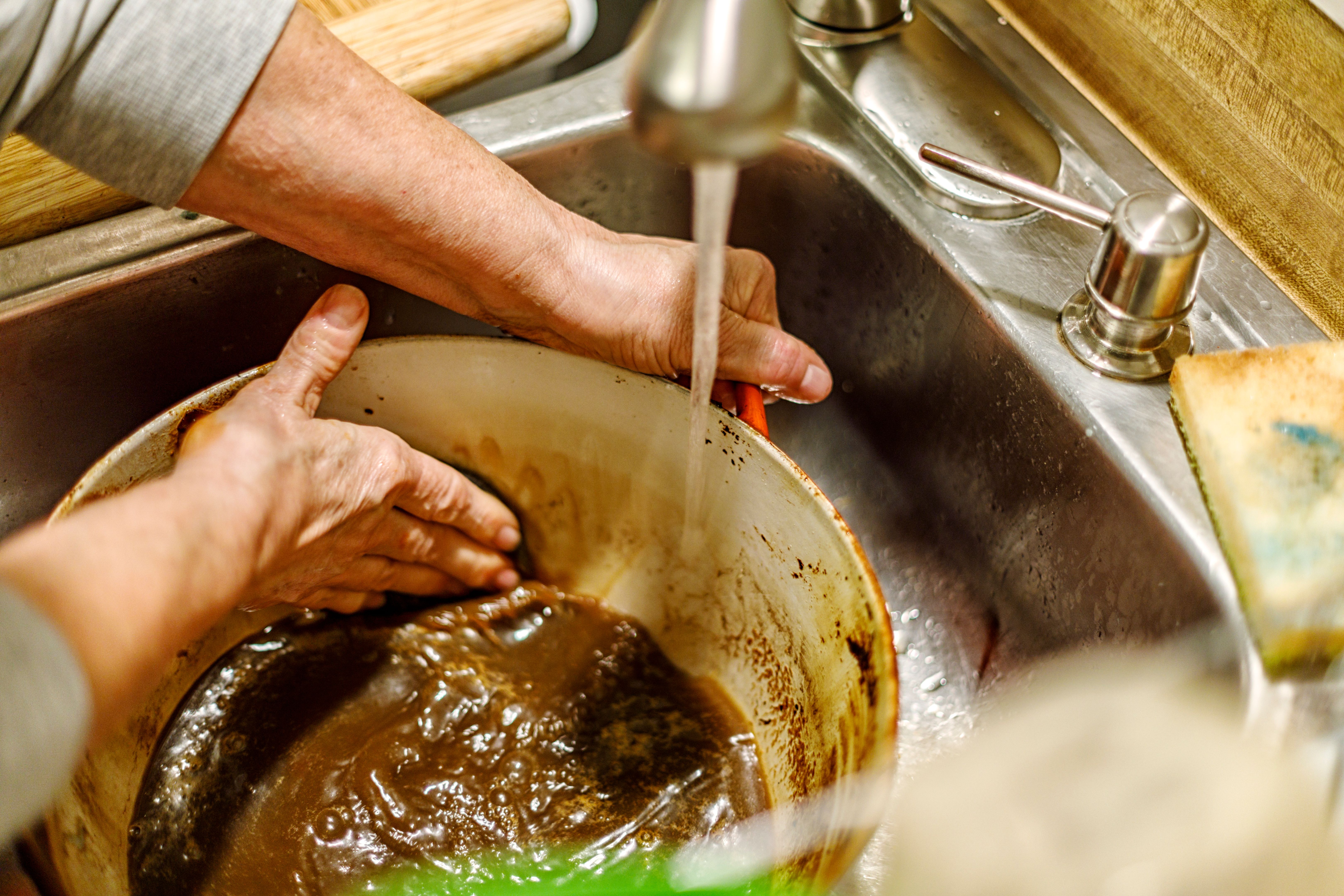 cleaning dutch oven