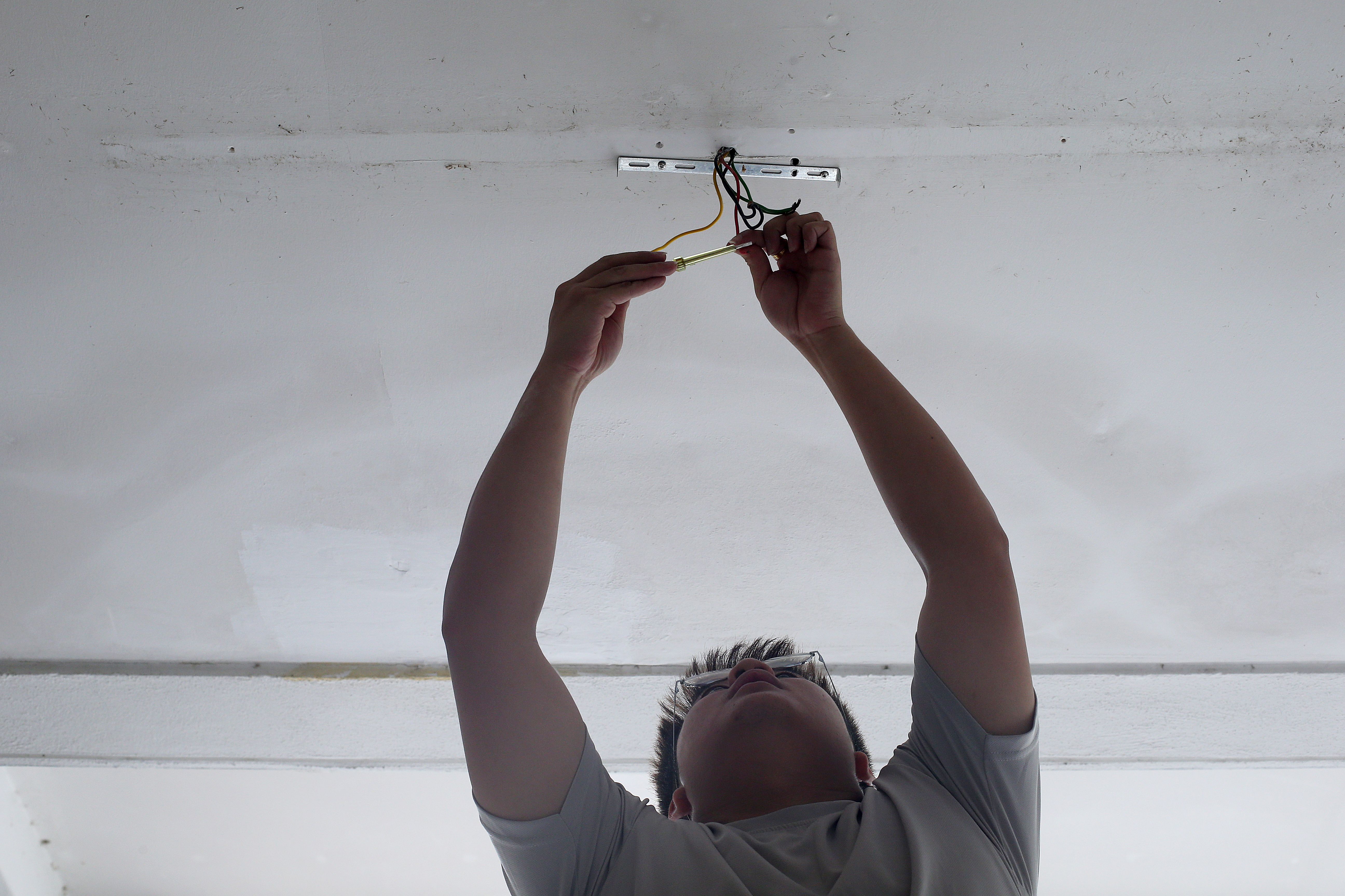 installing-lightbulbs