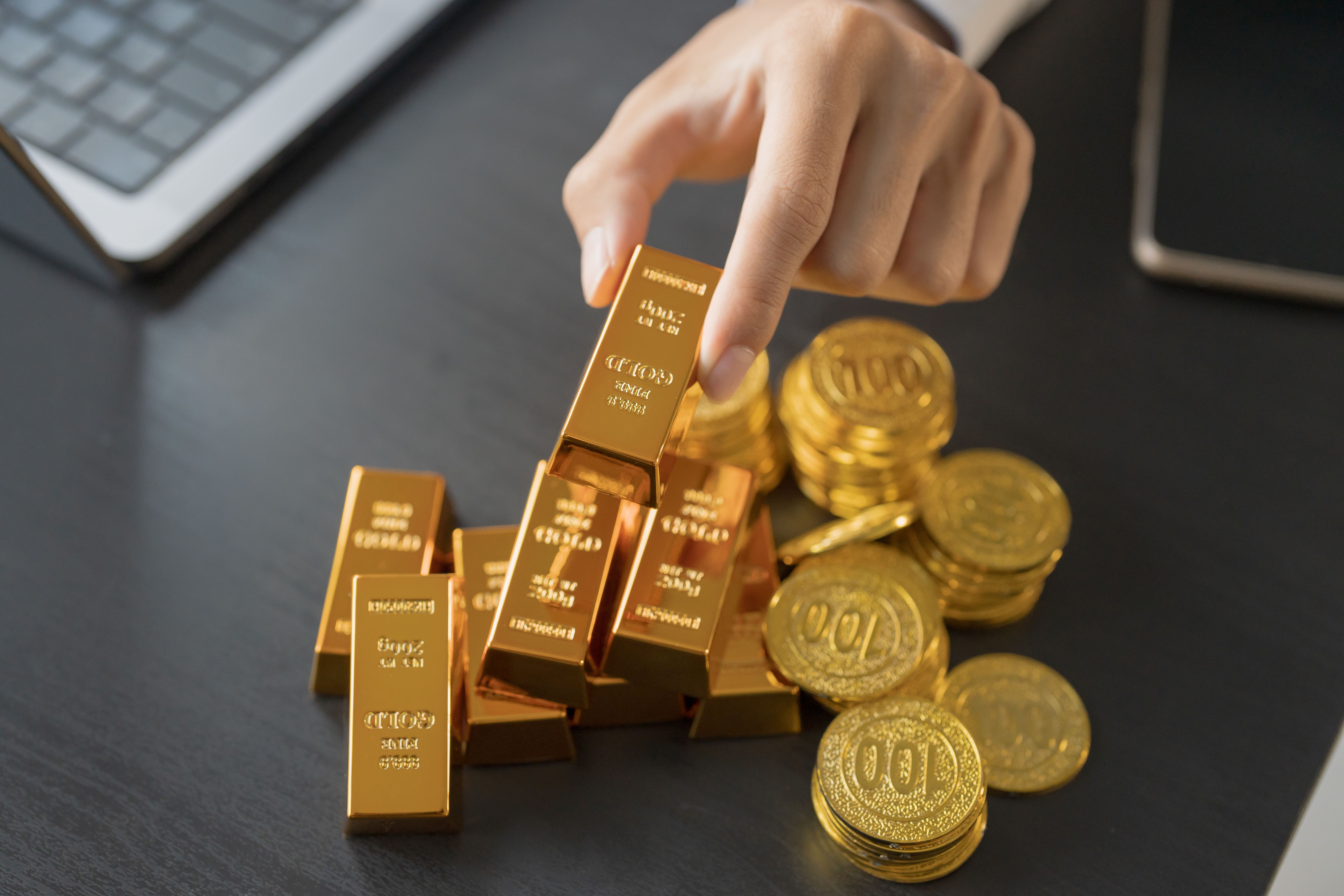 Gold Trading business man hand offering gold Investment in gold mining company or Trading gold on the stock exchange Rising gold prices. Gold Trading business man hand offering gold Investment in gold mining company or Trading gold on the stock exchange Rising gold prices.