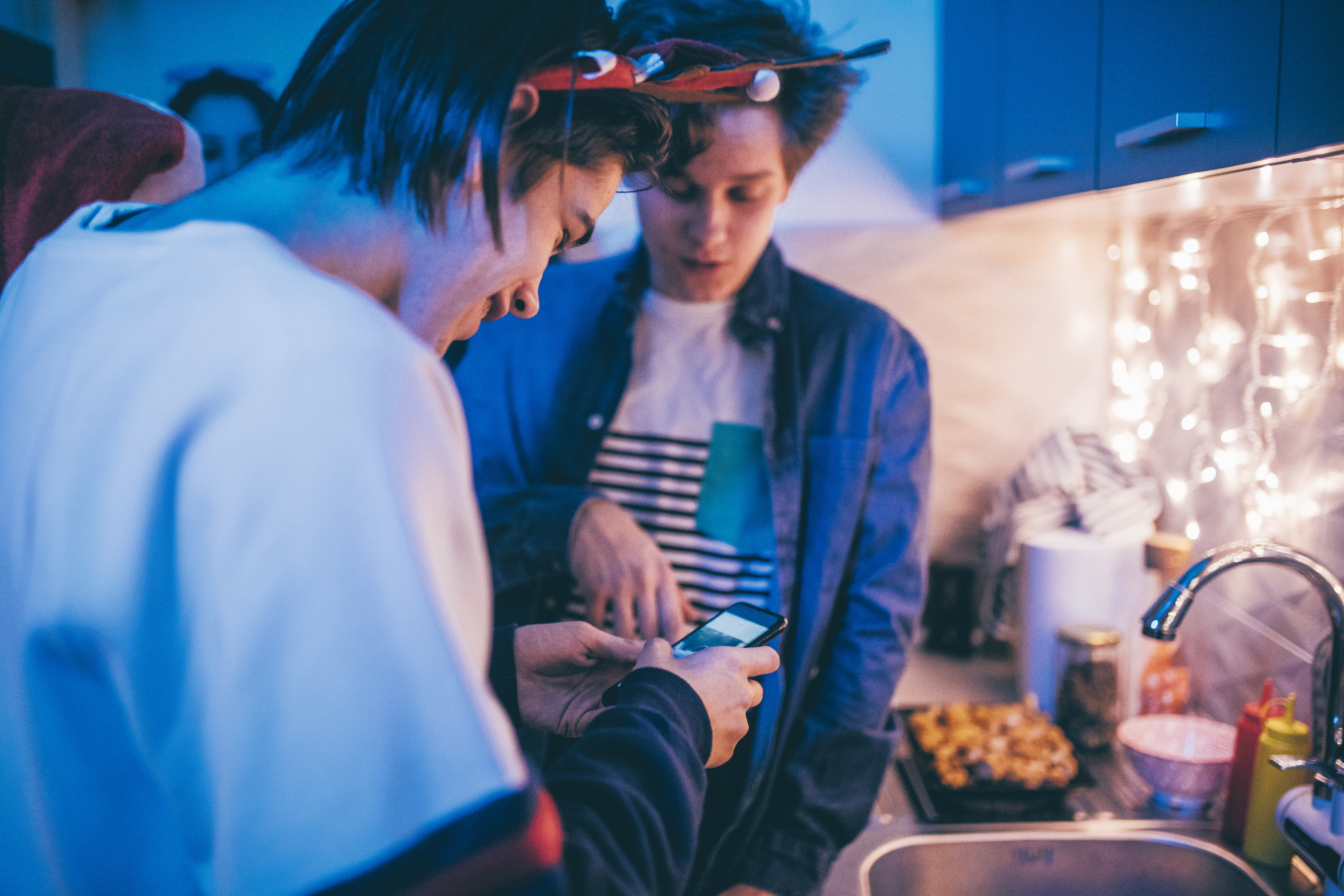 Heureux groupe d’adolescents traîner dans la cuisine