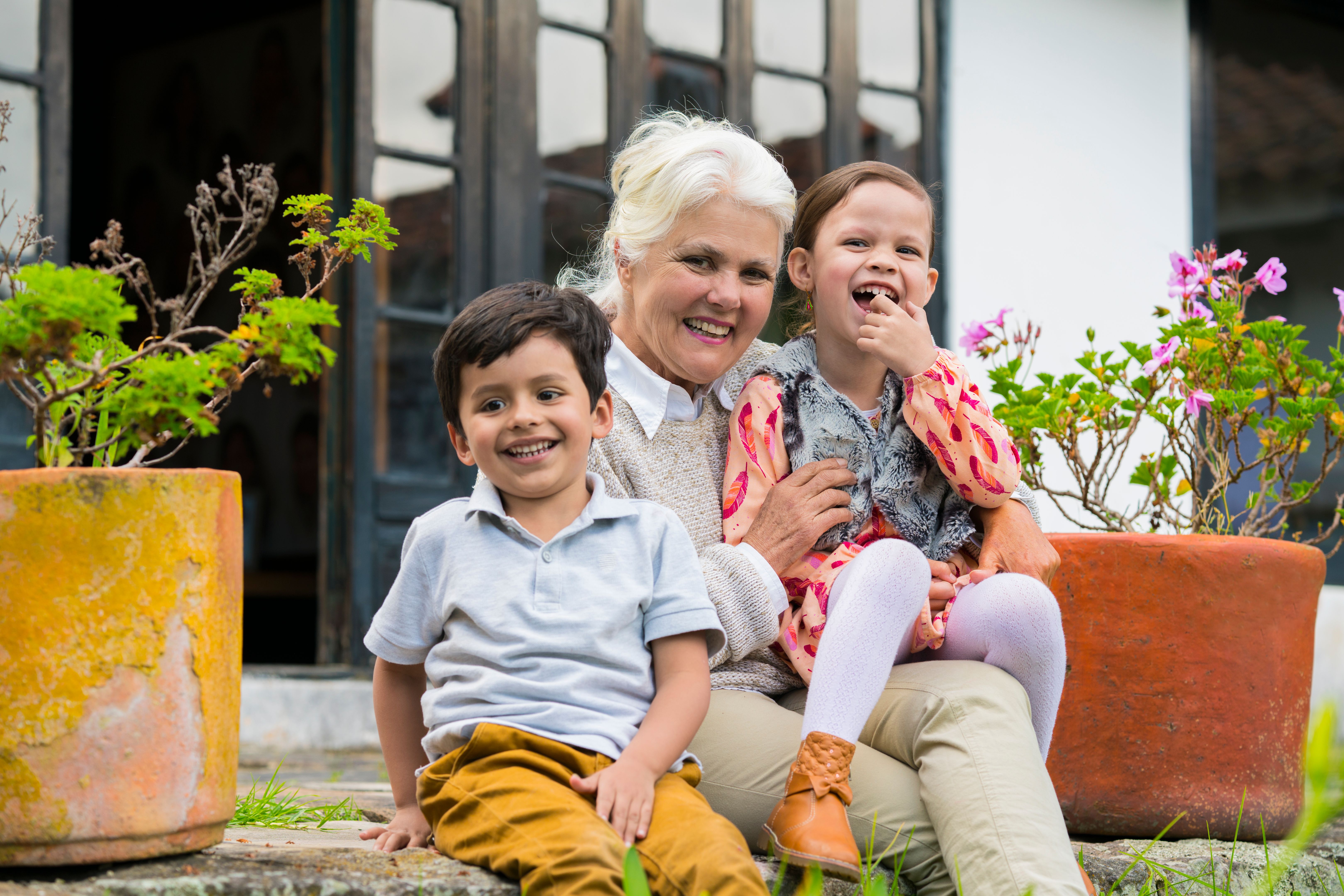 Abuela con sus nietos Abuela con sus nietos