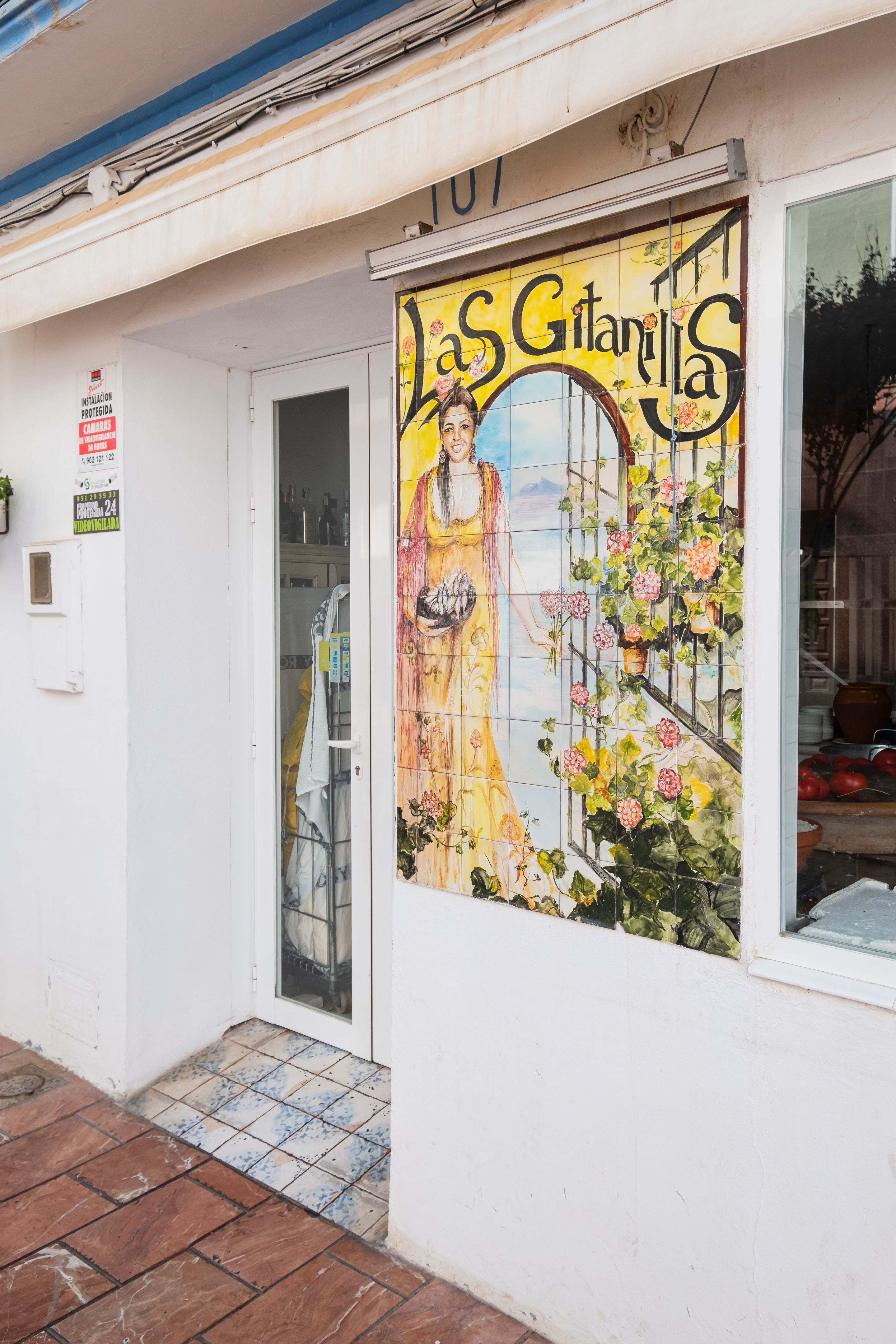 Rue typique andalouse ornée de pots et de fleurs à Estepona, Costa del Sol, Espagne. Rue typique andalouse ornée de pots et de fleurs à Estepona, Costa del Sol, Espagne.